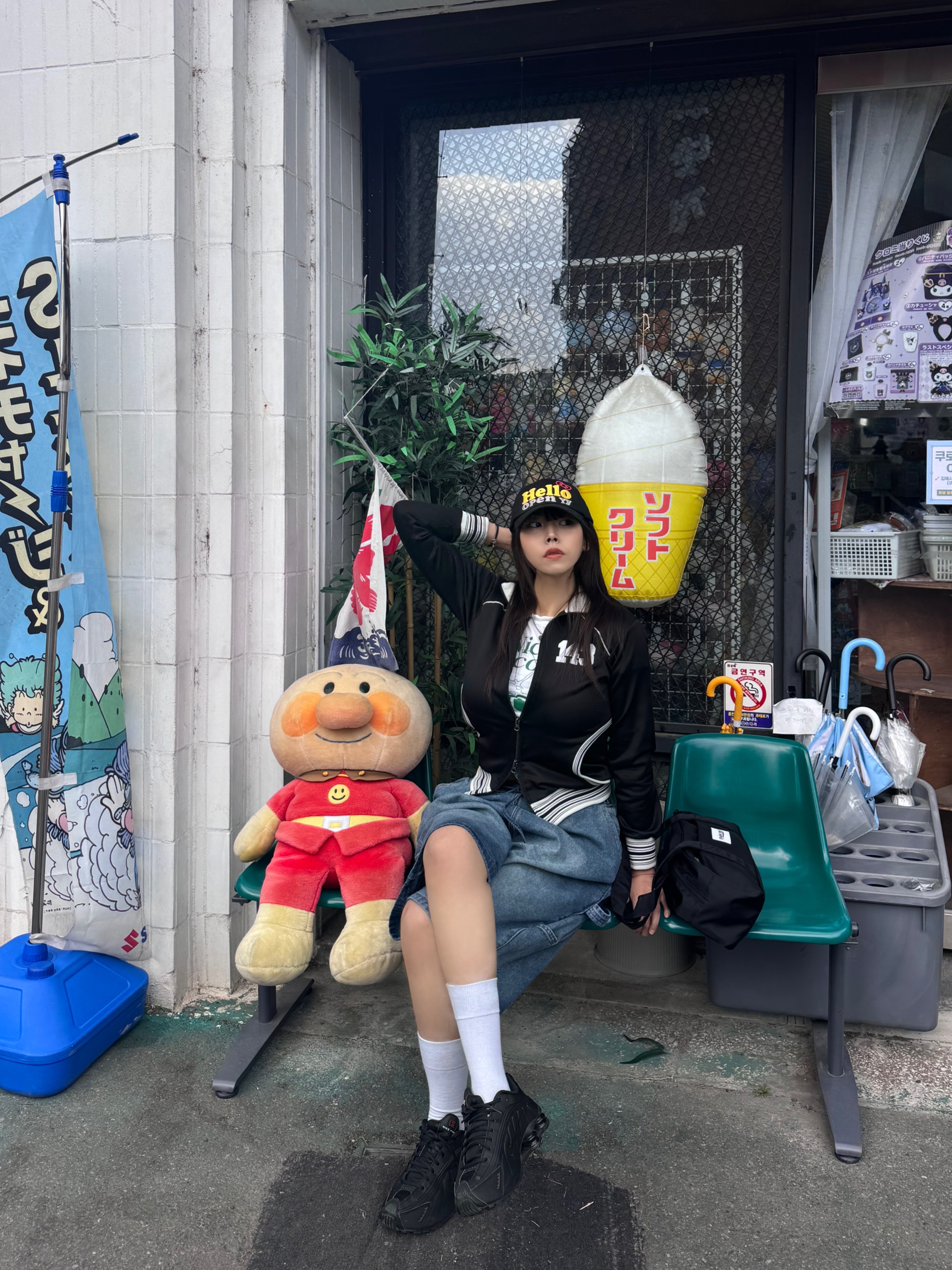 (W) Nike Shox R4 Black, Open Yy x Hello Kitty Hello Ball Cap Black 착용 스타일 - 1