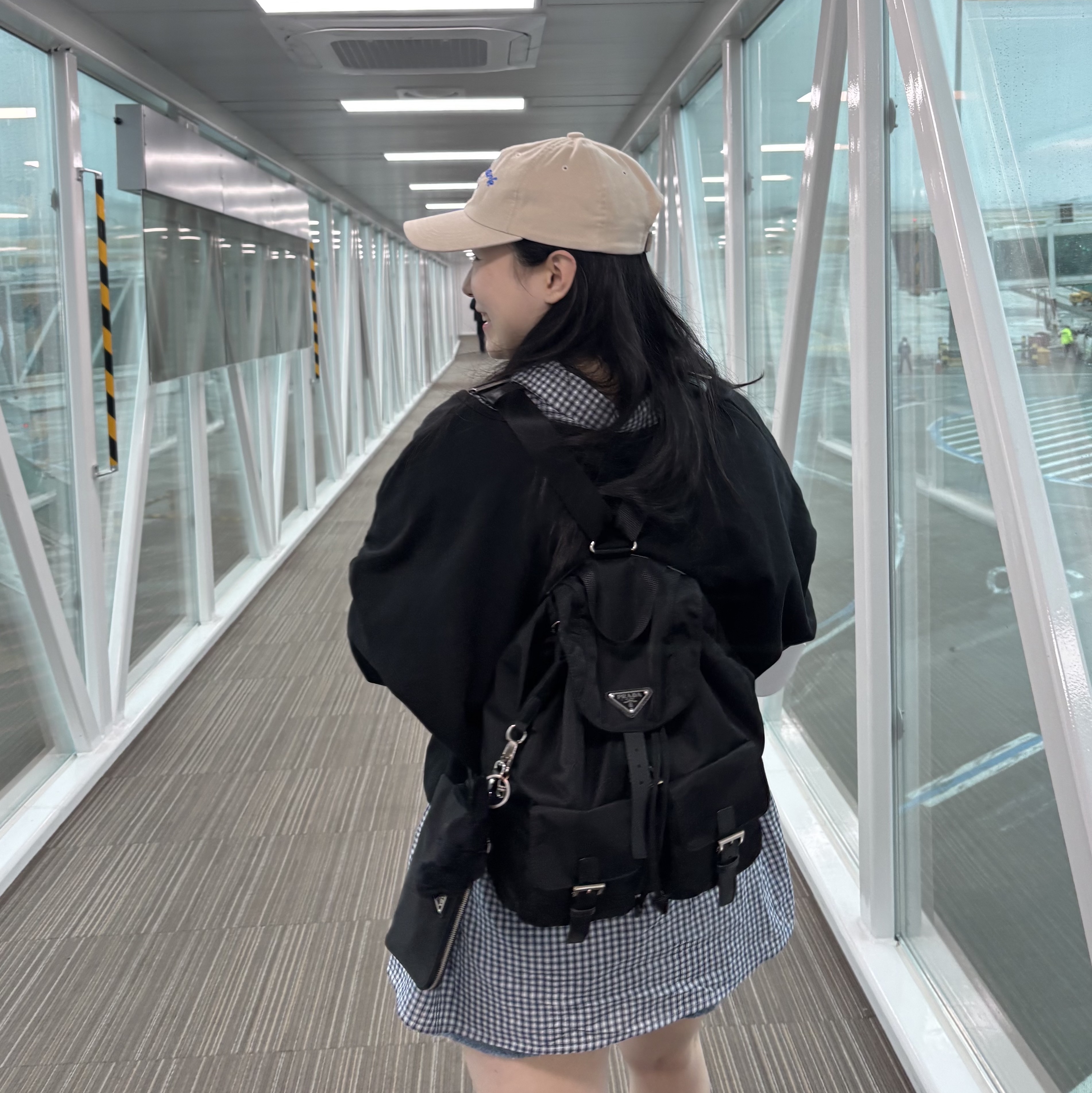 Prada Re-Nylon Medium Backpack Black 착용 스타일