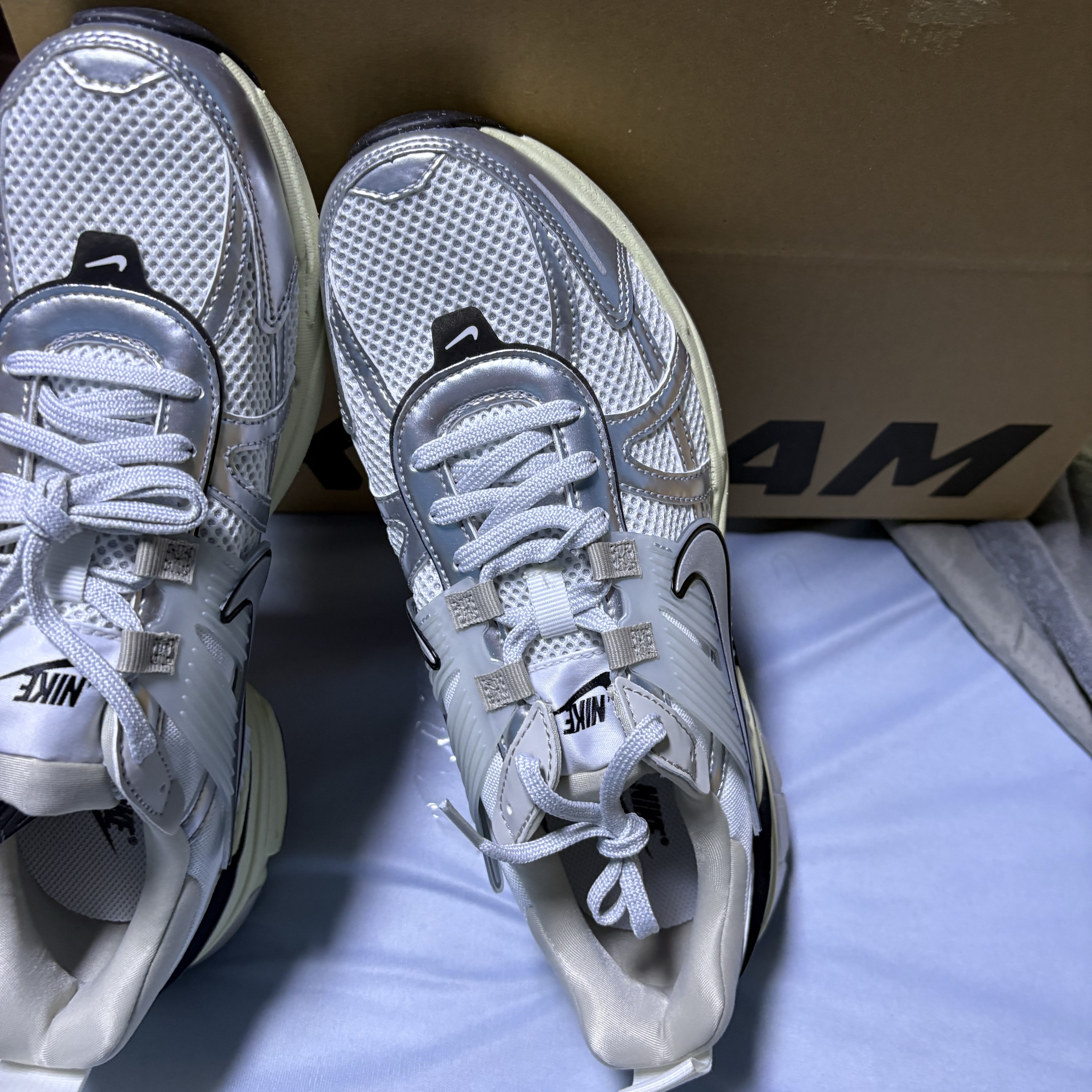 Nike V2K Run Summit White Metallic Silver 착용 스타일