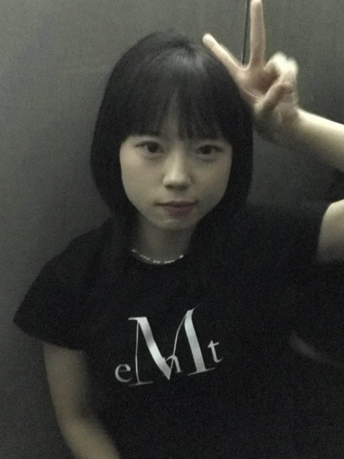 MUCENT Main Symbol Signature Logo Half T Black 착용 스타일 - 5