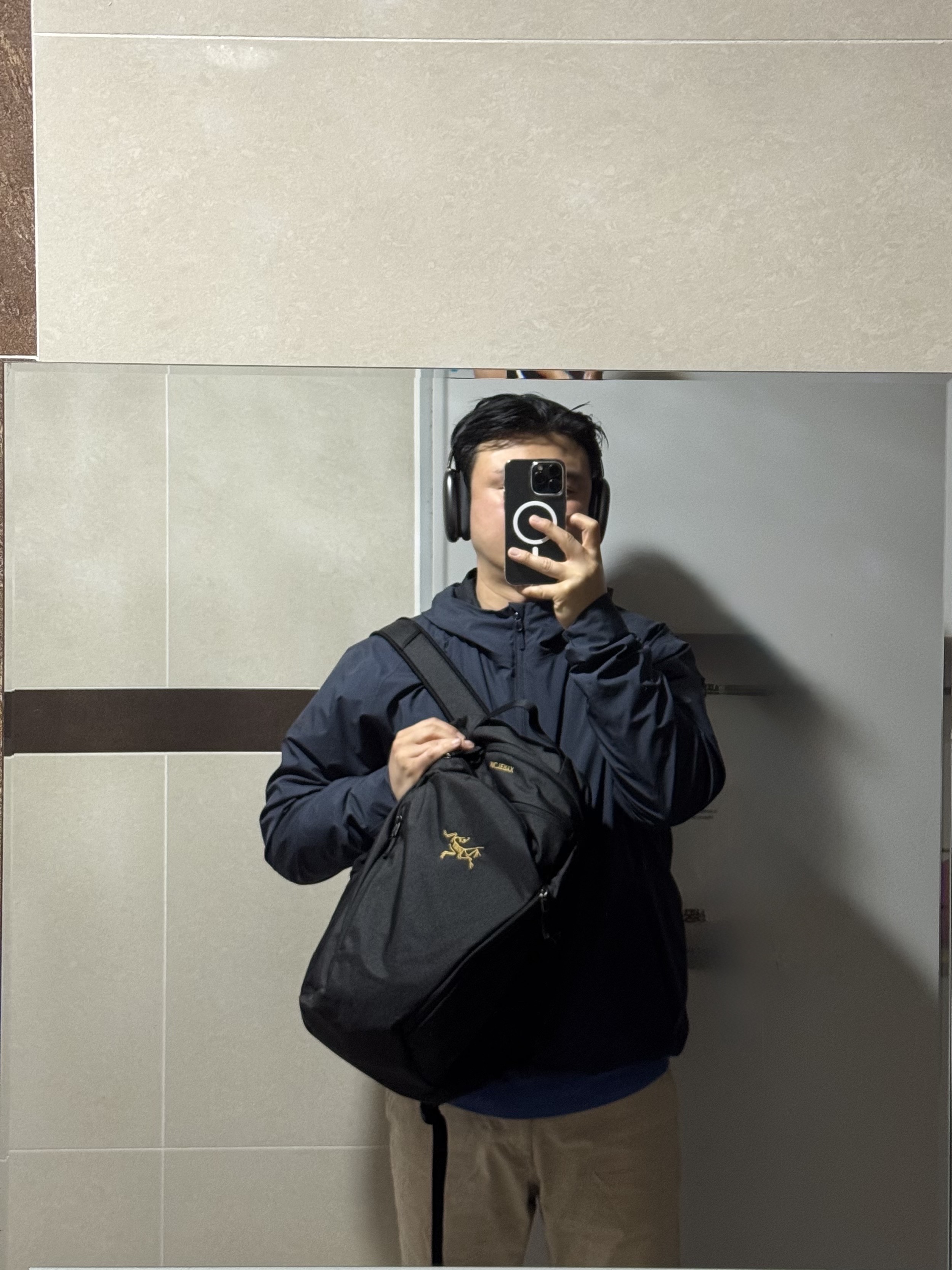 Arc'teryx Mantis 26 Backpack Black, Arc'teryx Solano Hoody Black 착용 스타일