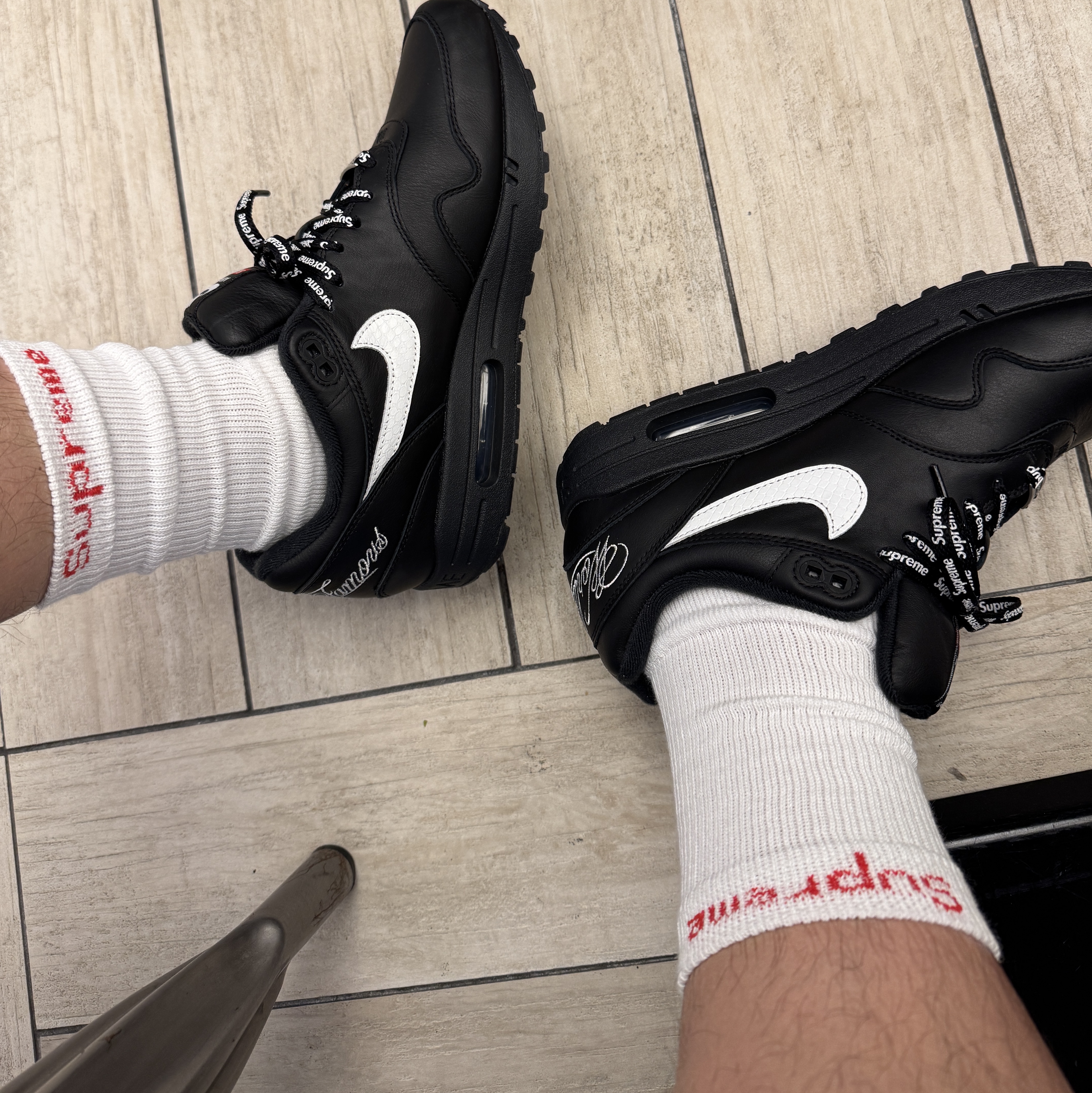 Supreme x Nike Running Hat Black - 25SS, Supreme Hanes Crew Socks White (4 Pack) 착용 스타일 - 3
