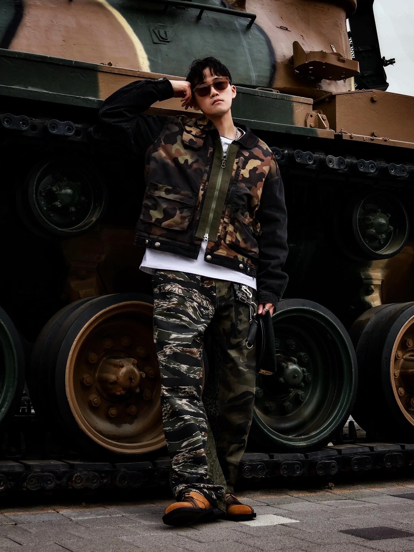 [KREAM 단독] ADSB Andersson Bell Camouflage Zip-Up Denim Jacket Black 착용 스타일 - 1