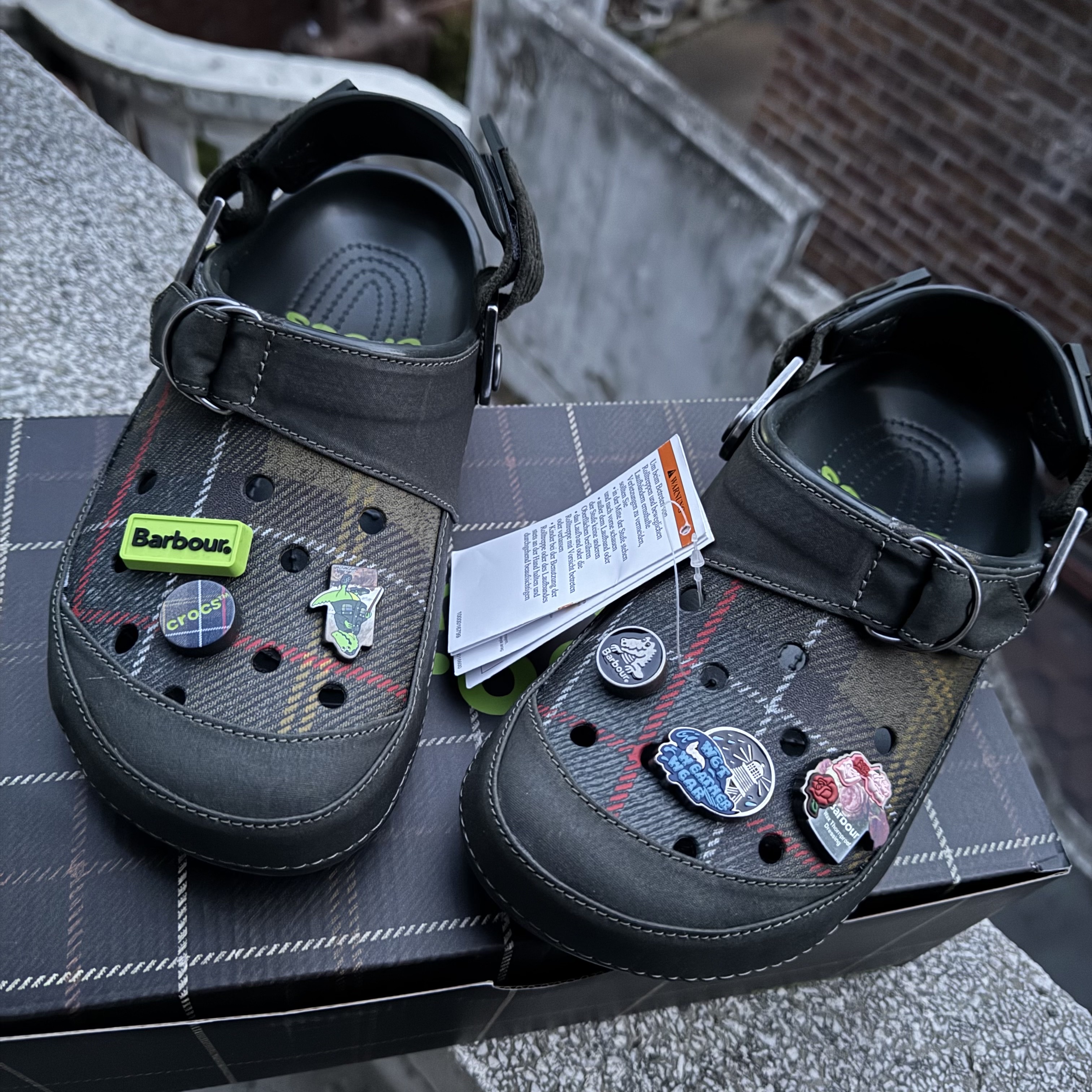 Crocs x Barbour Classic Clog Kelp 착용 스타일