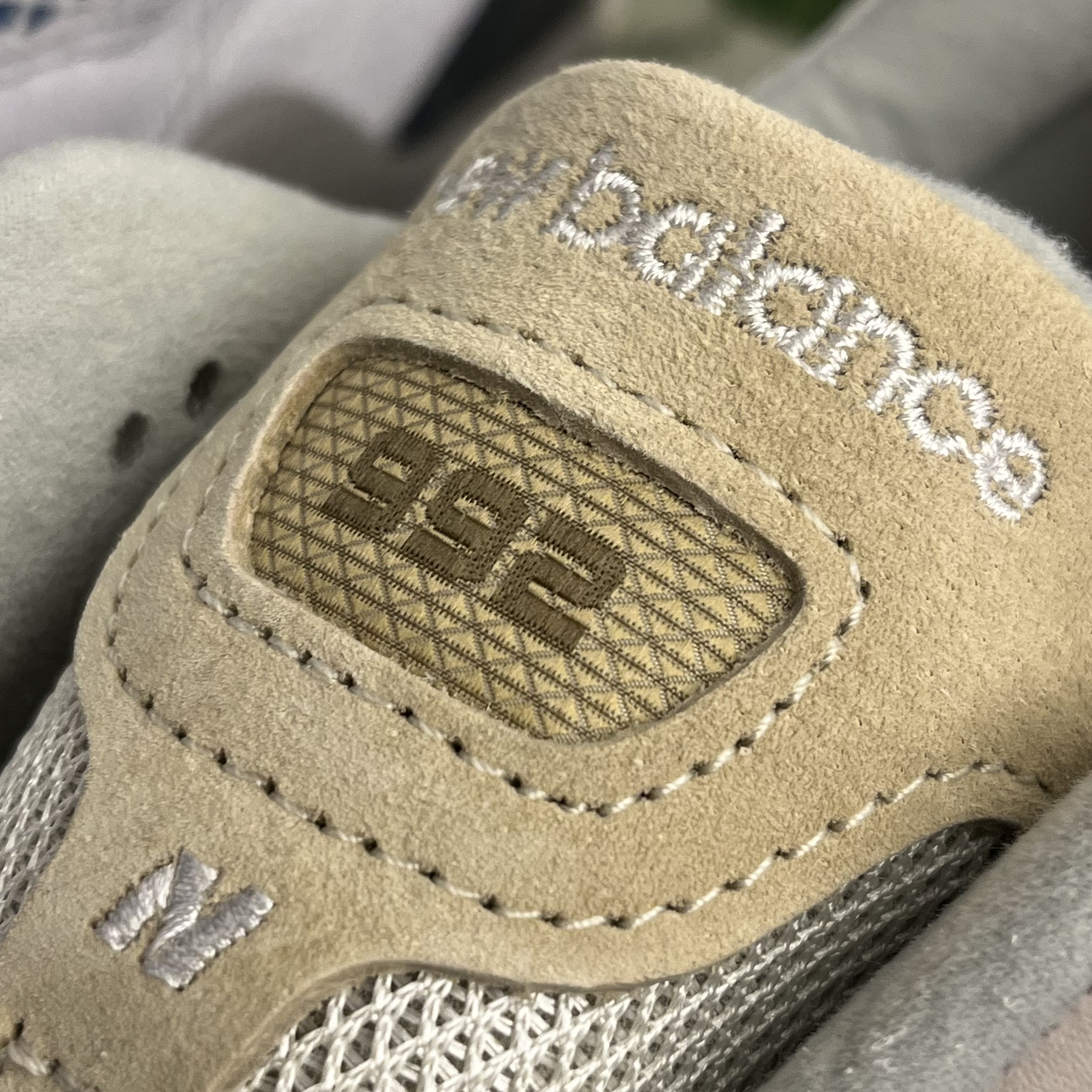 New Balance 992 Made in USA Moonrock Mushroom 착용 스타일 - 1