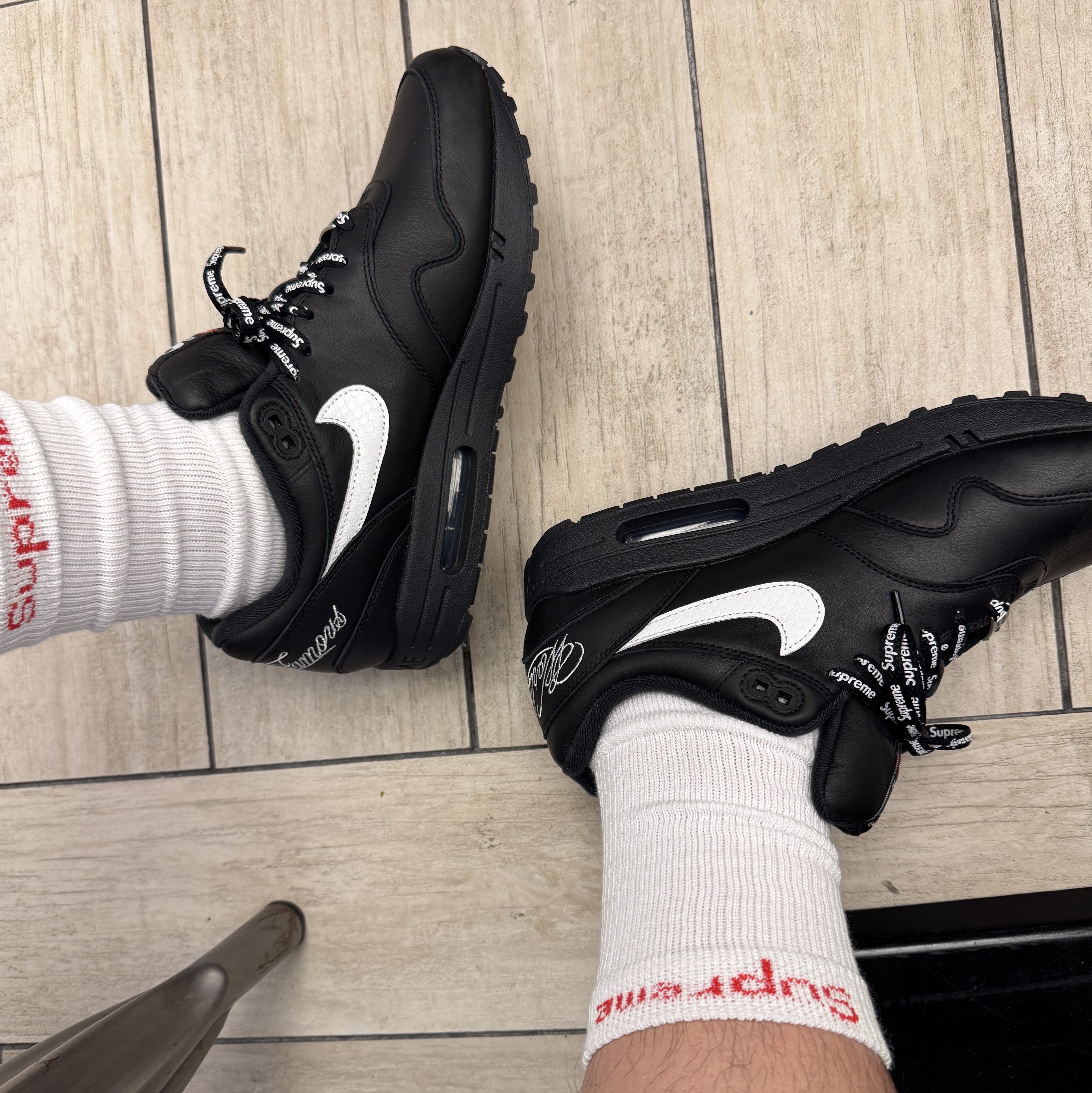 Supreme x Nike Running Hat Black - 25SS, Supreme Hanes Crew Socks White (4 Pack) 착용 스타일 - 2
