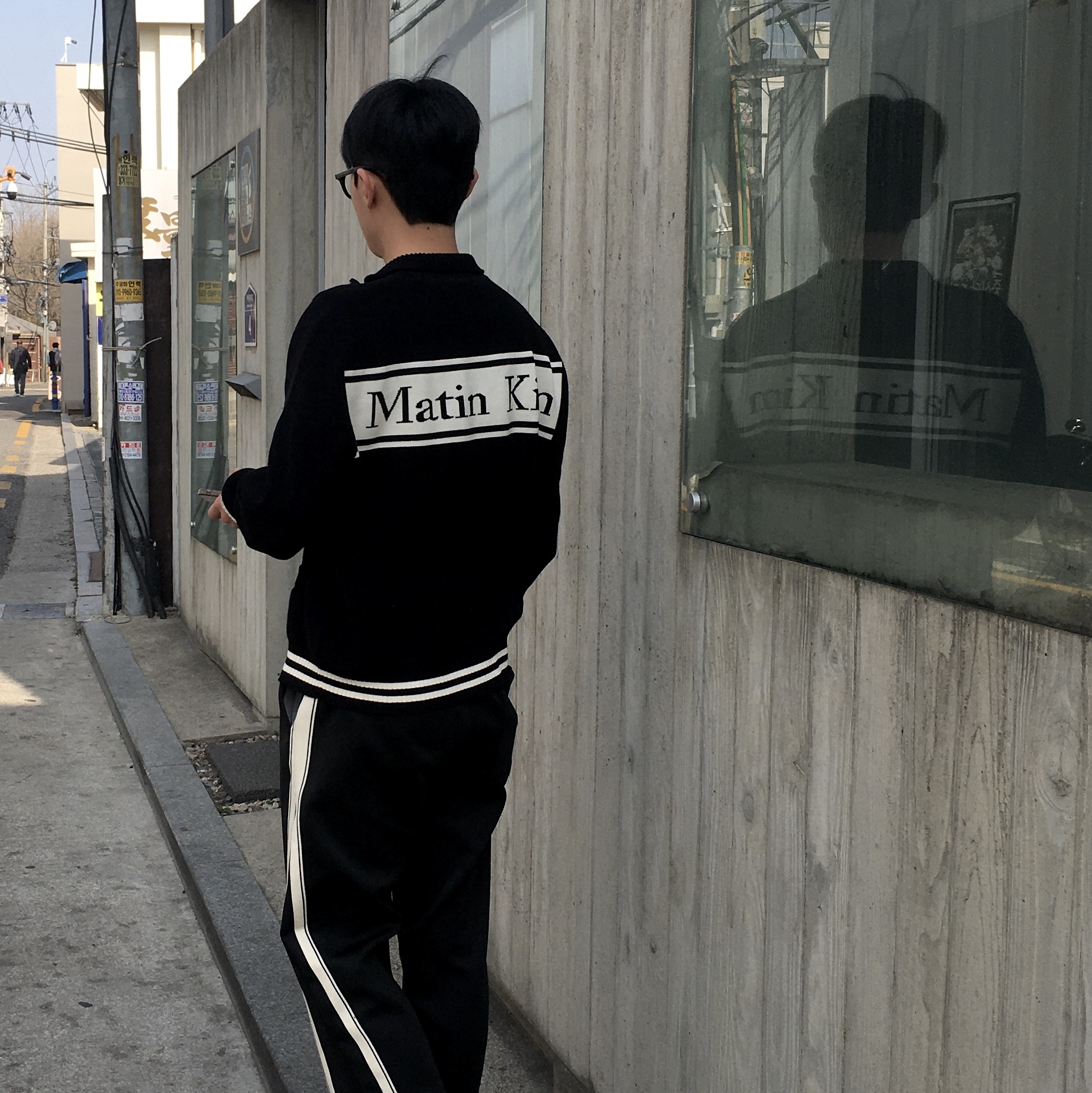 Matin Kim Spell Point Stripe Knit Cardigan Black 착용 스타일 - 2