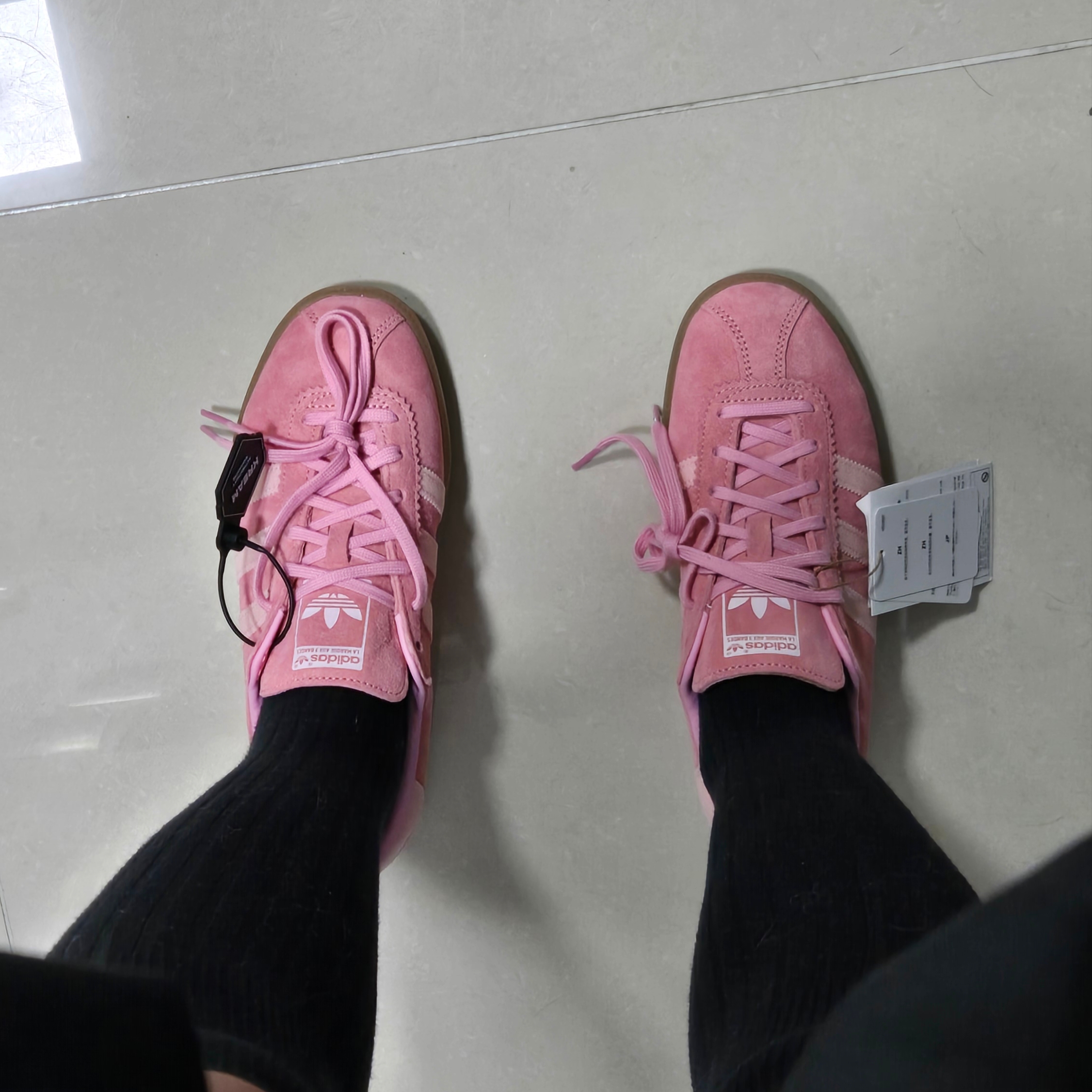 Adidas Bermuda Glow Pink 착용 스타일 - 2