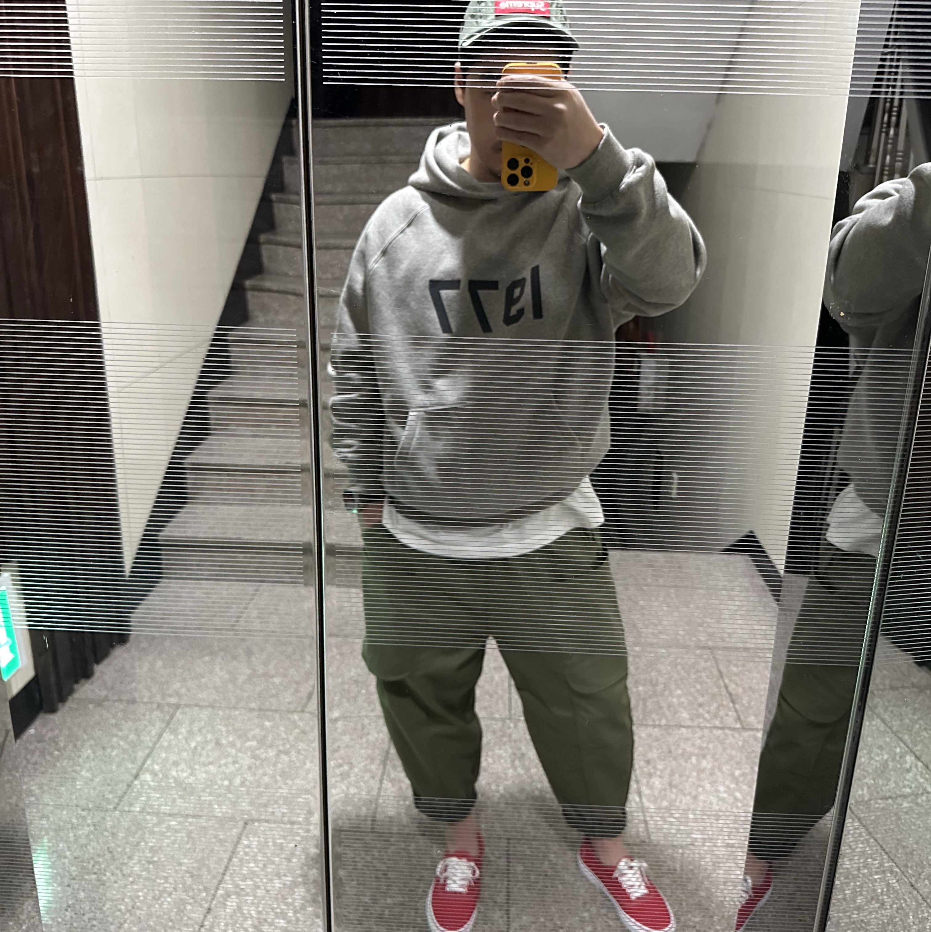 Supreme Military Camp Cap Olive - 24SS, Vans Authentic Red 착용 스타일