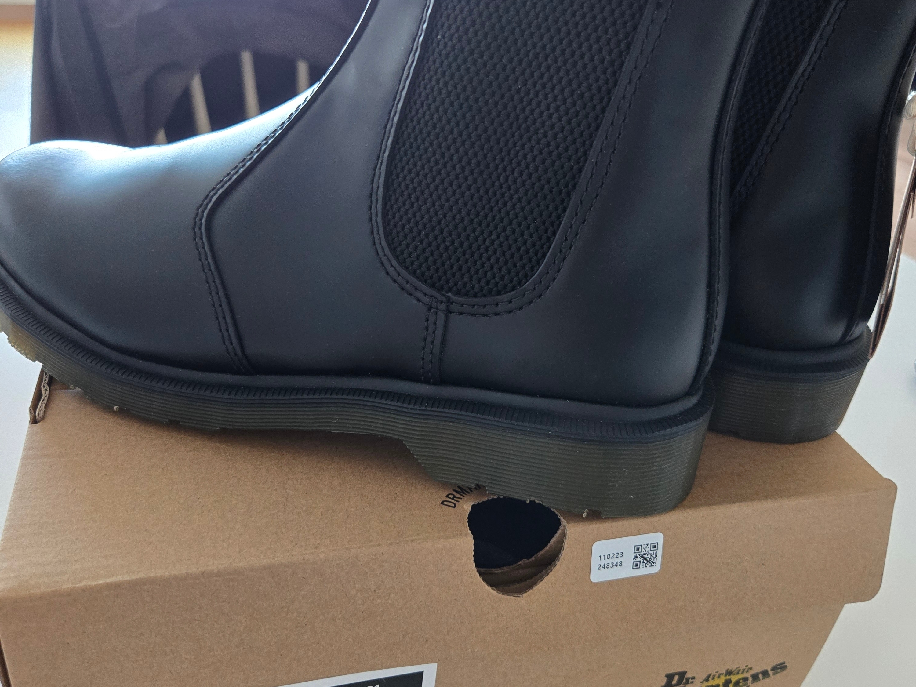 Dr. Martens 2976 Chelsea Black Smooth 착용 스타일