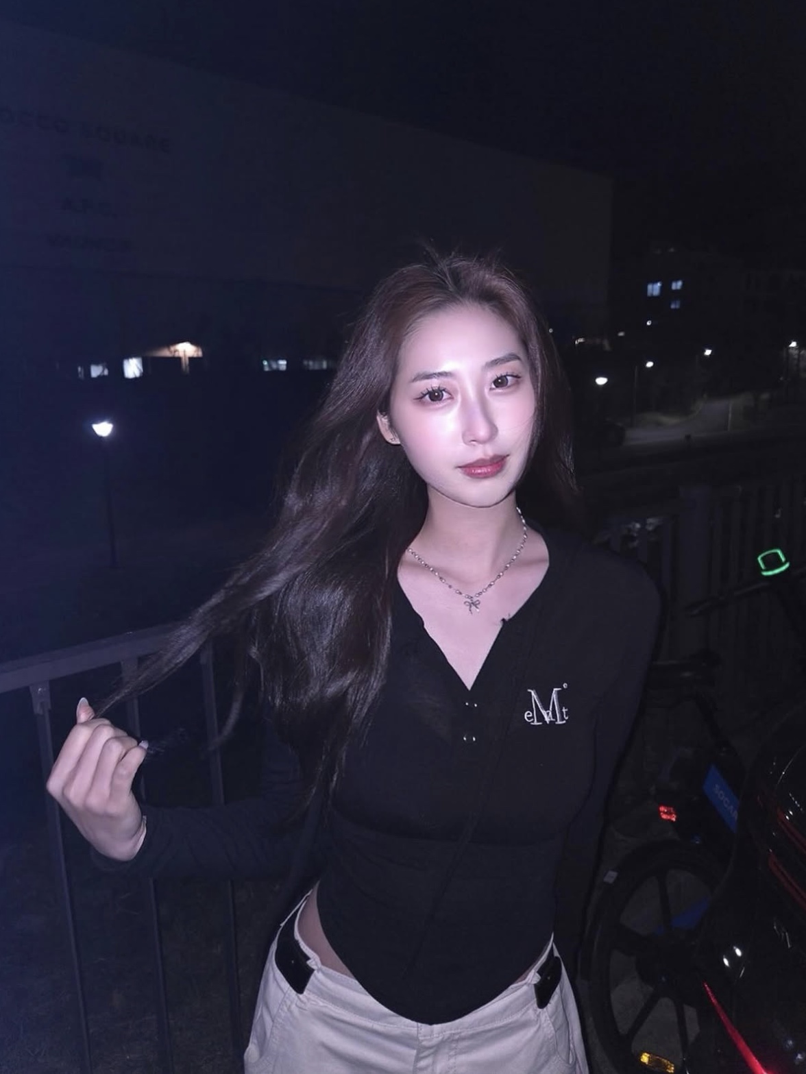 MUCENT Ruen Signature Slim Hood T Black 착용 스타일 - 2
