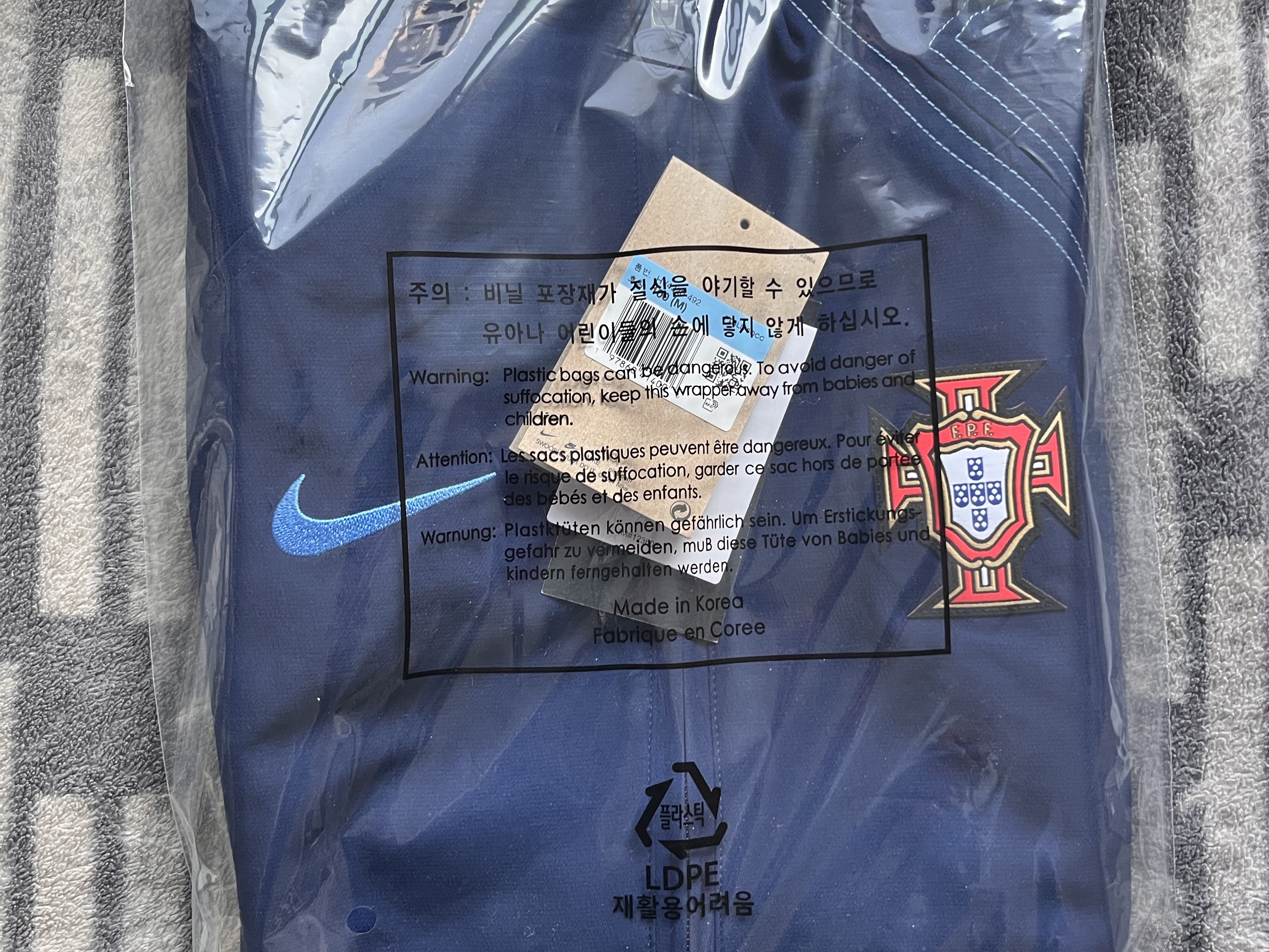 Nike Portugal 2004 Retro Soccer Replica Track Jacket Blue Void (HV4320-492) 착용 스타일 - 2