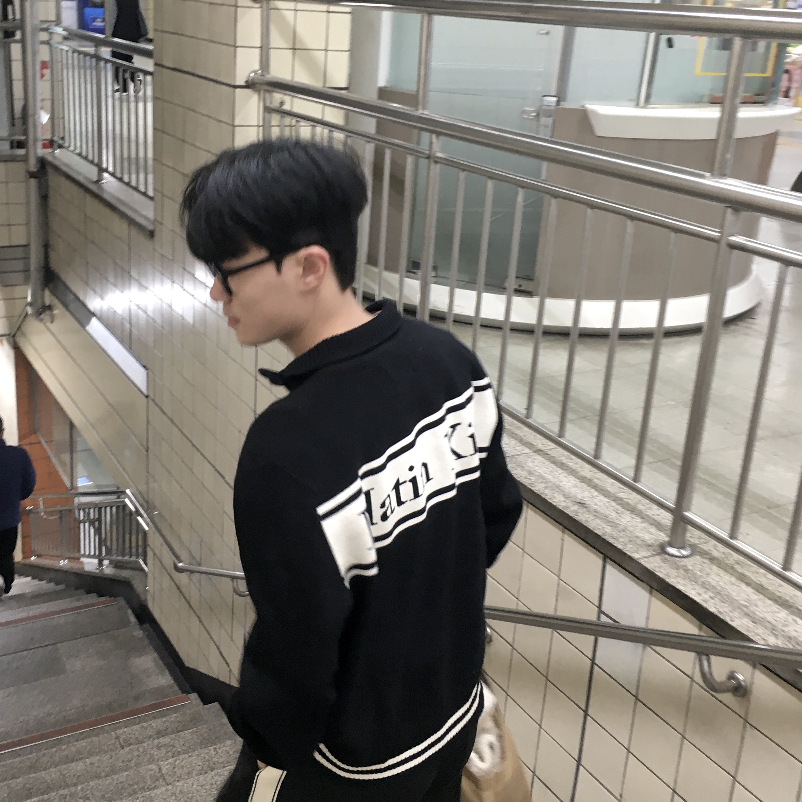 Matin Kim Spell Point Stripe Knit Cardigan Black 착용 스타일 - 1
