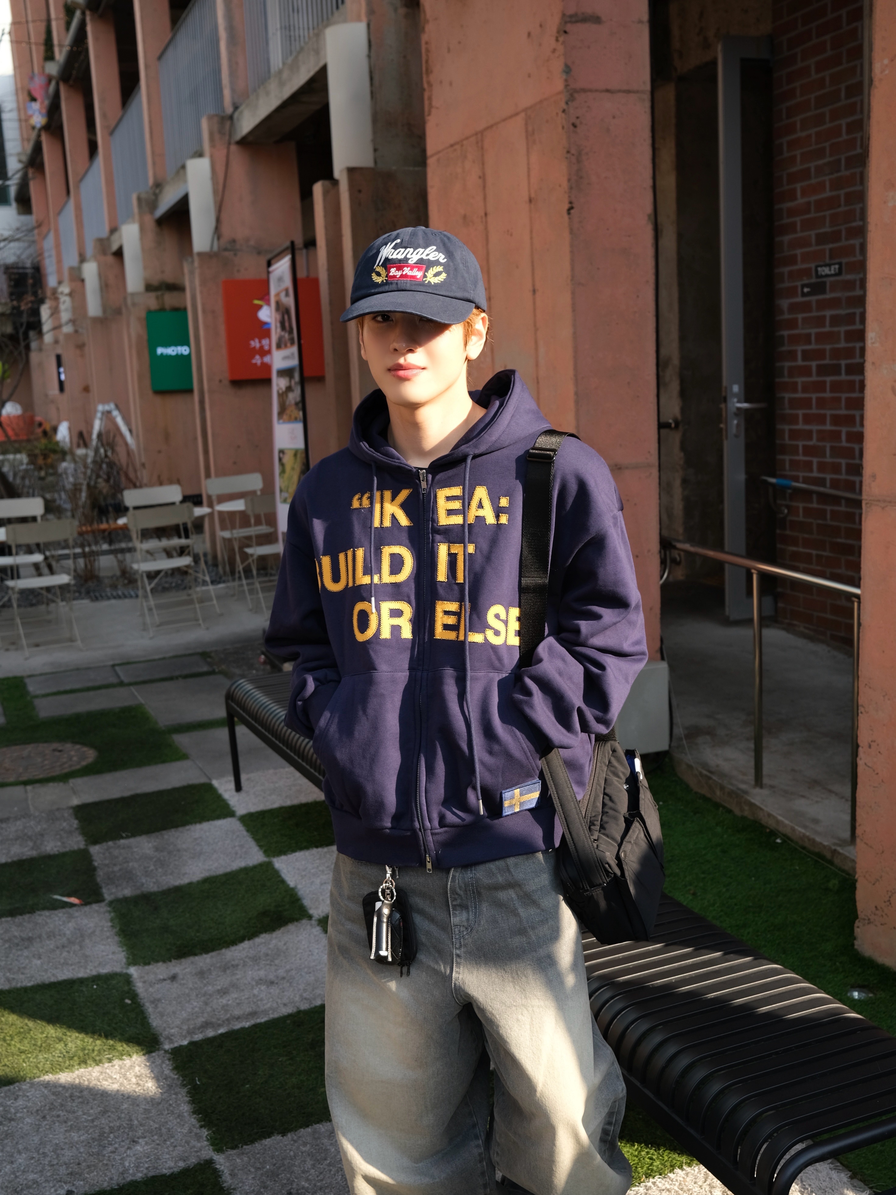 Wrangler Note Writing Cap Navy, Uniqlo Multi Pocket Shoulder Bag Olive 착용 스타일 - 2