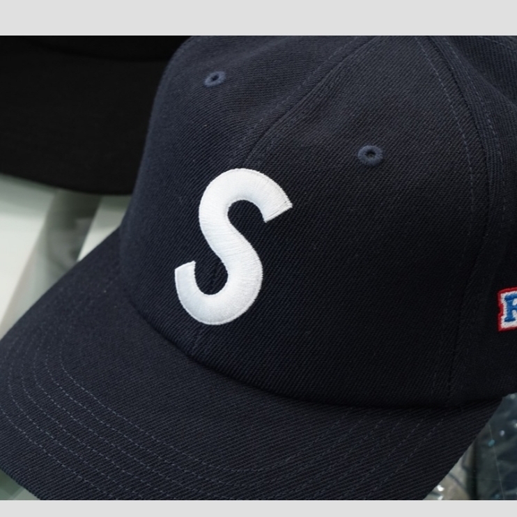 Supreme World Famous S Logo 6-Panel Navy - 25SS, Supreme World Famous S Logo 6-Panel Black 착용 스타일 - 5