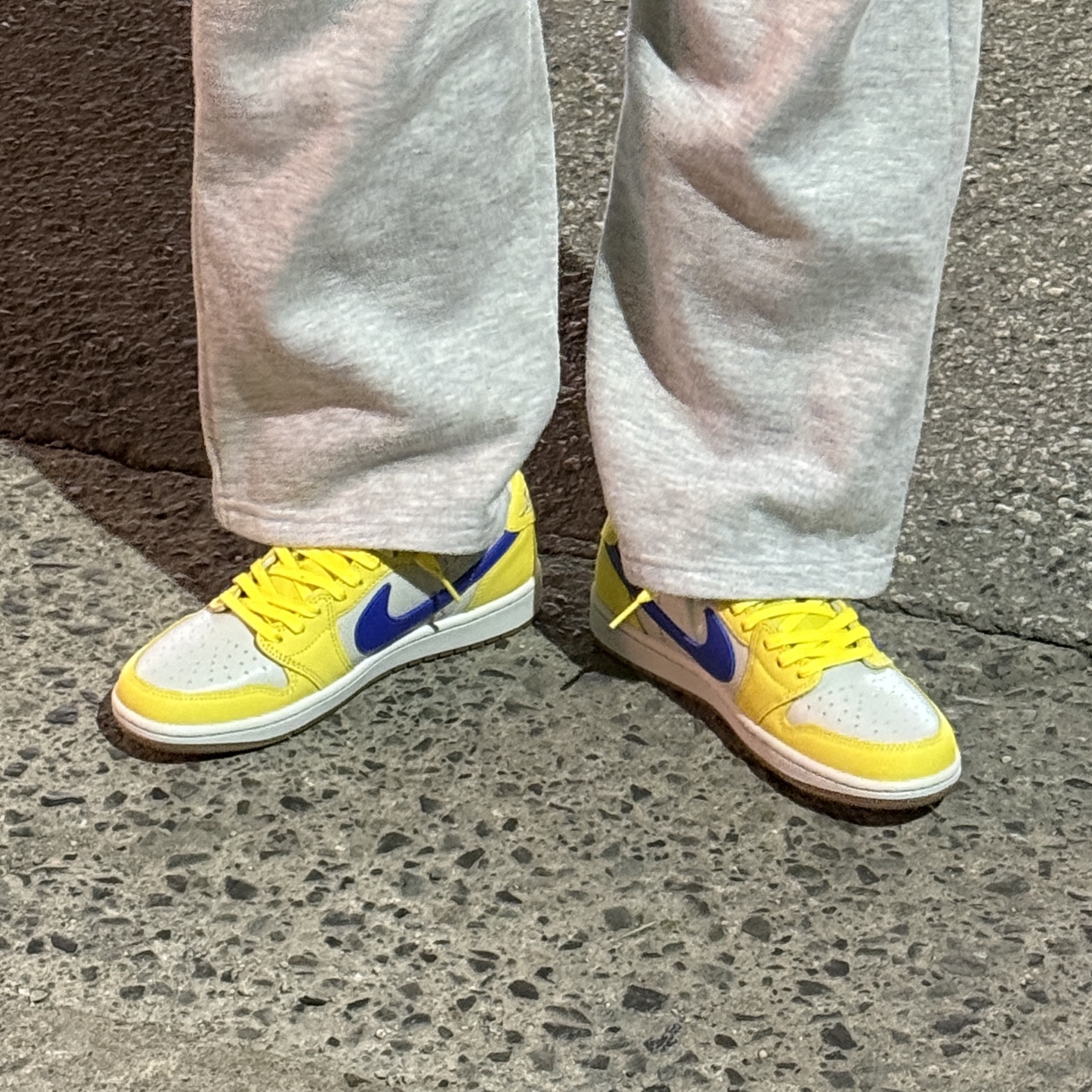 (W) Jordan 1 x Travis Scott Retro Low OG SP Canary 착용 스타일 - 1