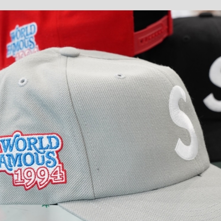 Supreme World Famous S Logo 6-Panel Navy - 25SS, Supreme World Famous S Logo 6-Panel Black 착용 스타일 - 4