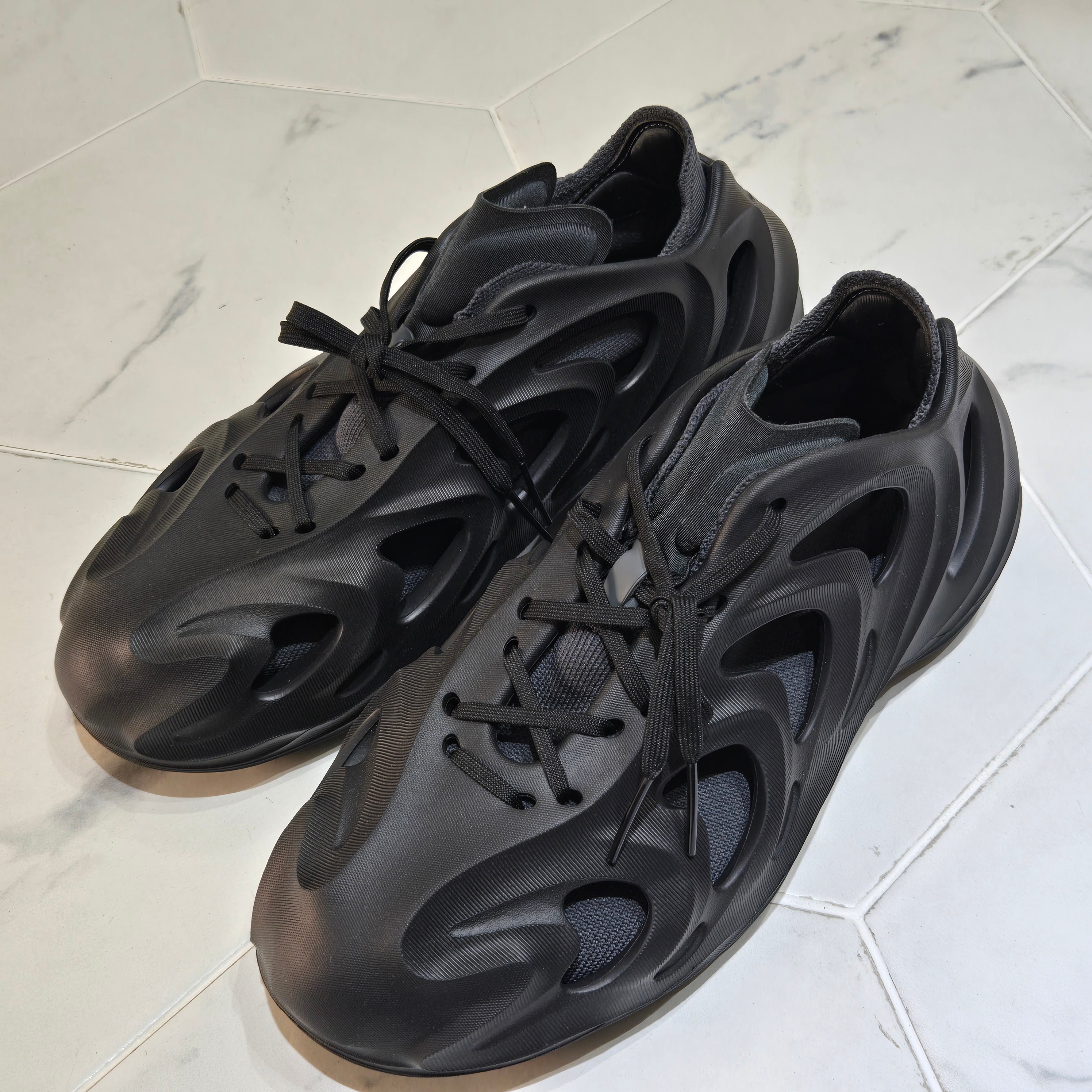 Adidas Adifom Q Core Black Carbon 착용 스타일 - 2