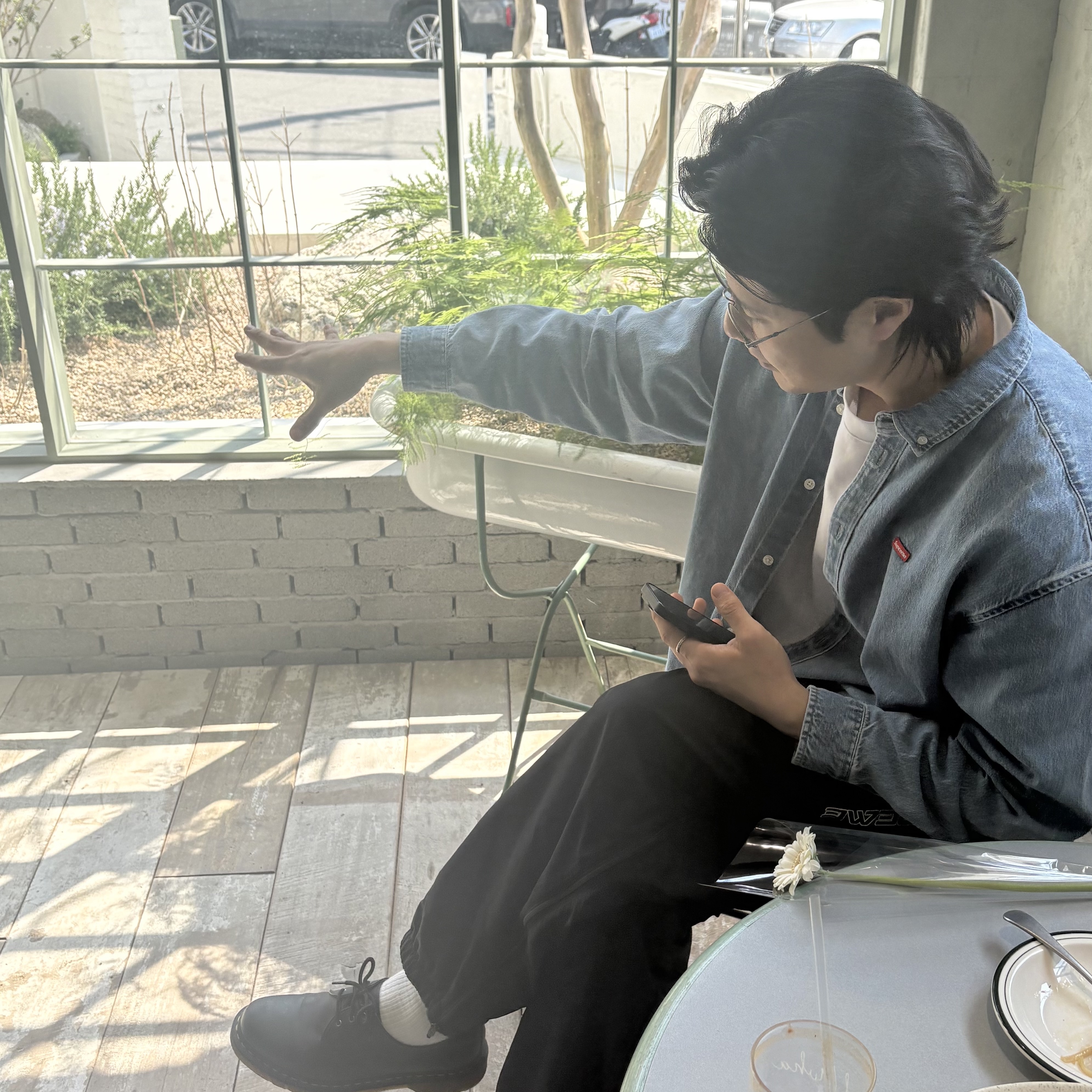 Supreme Small Box Denim Shirt Washed Indigo - 25SS, Supreme Contrast Zip Warm Up Pant Black - 25SS 착용 스타일 - 1