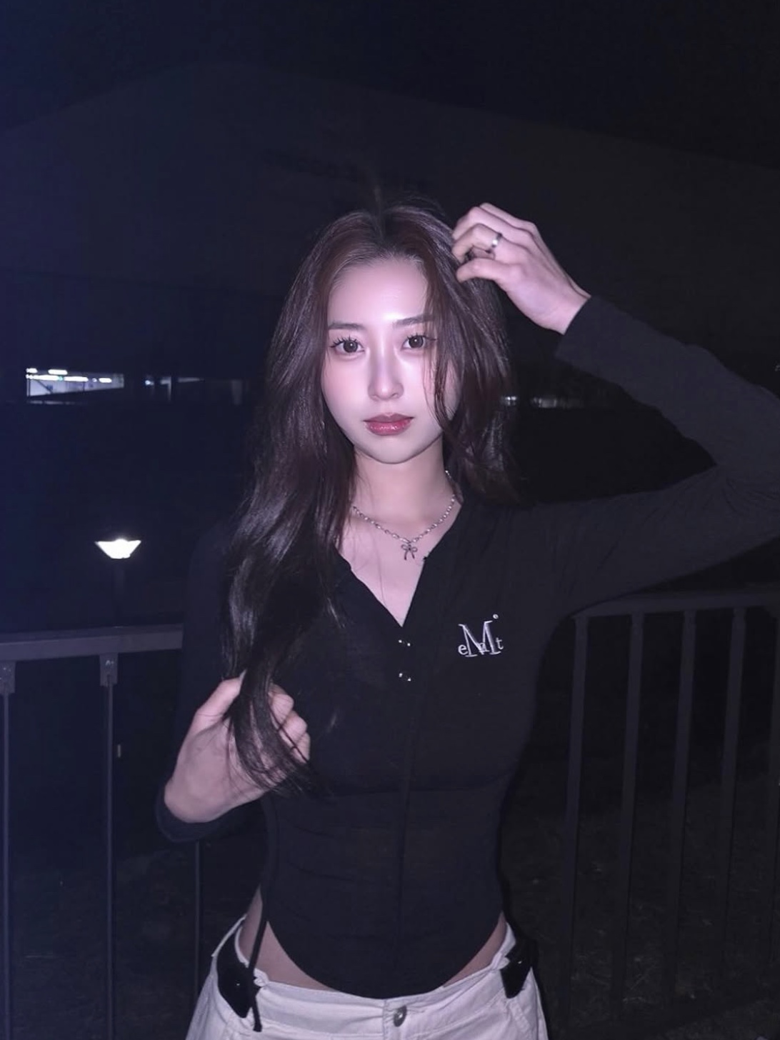 MUCENT Ruen Signature Slim Hood T Black 착용 스타일 - 1