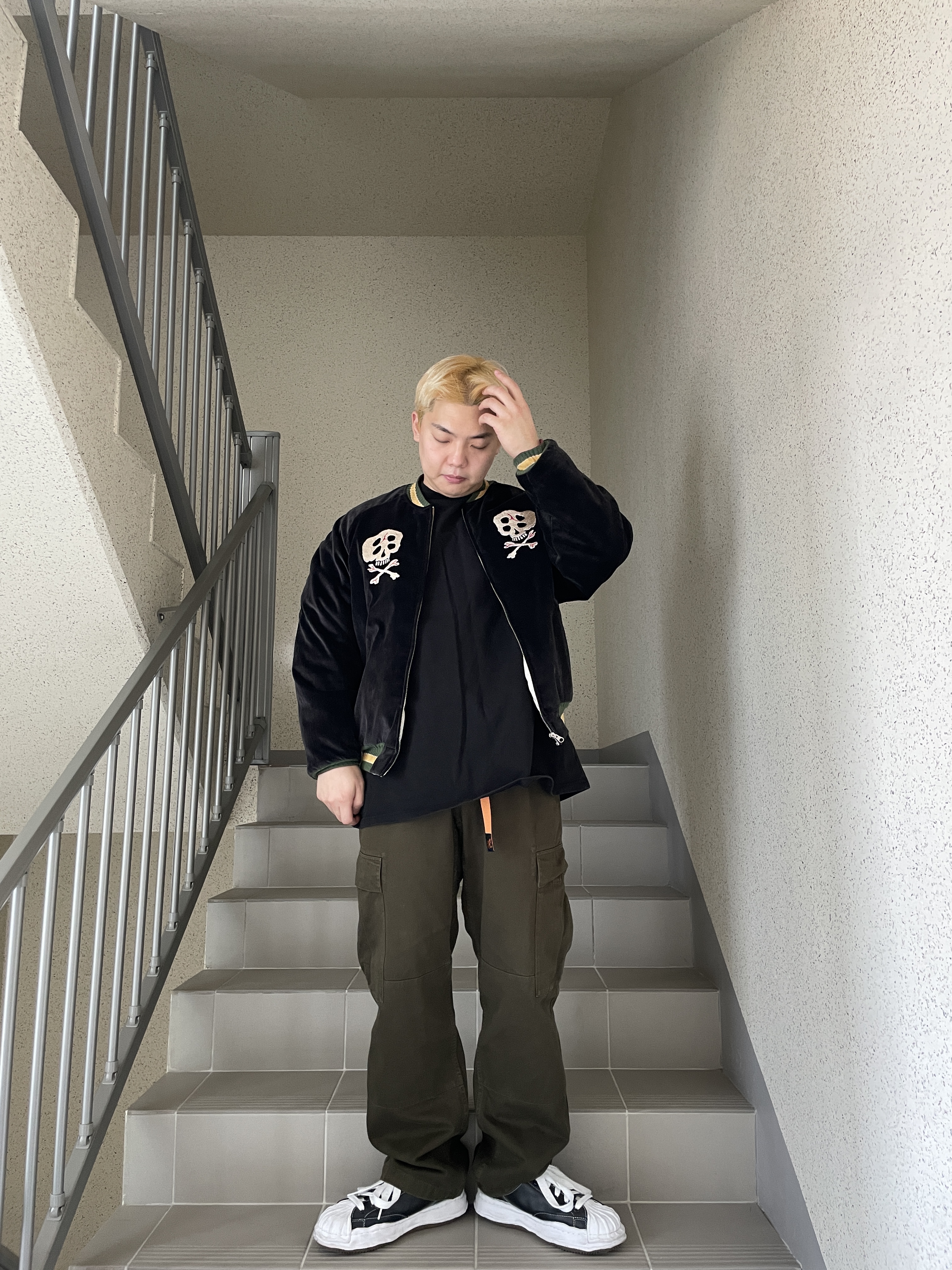 메종 미하라 야스히로 블레이키 OG 솔 레더 로우탑 스니커즈 블랙, 캐피탈 벨베틴 설파이드 수베니어 레인 스컬 자켓 블랙 착용 스타일 - 4