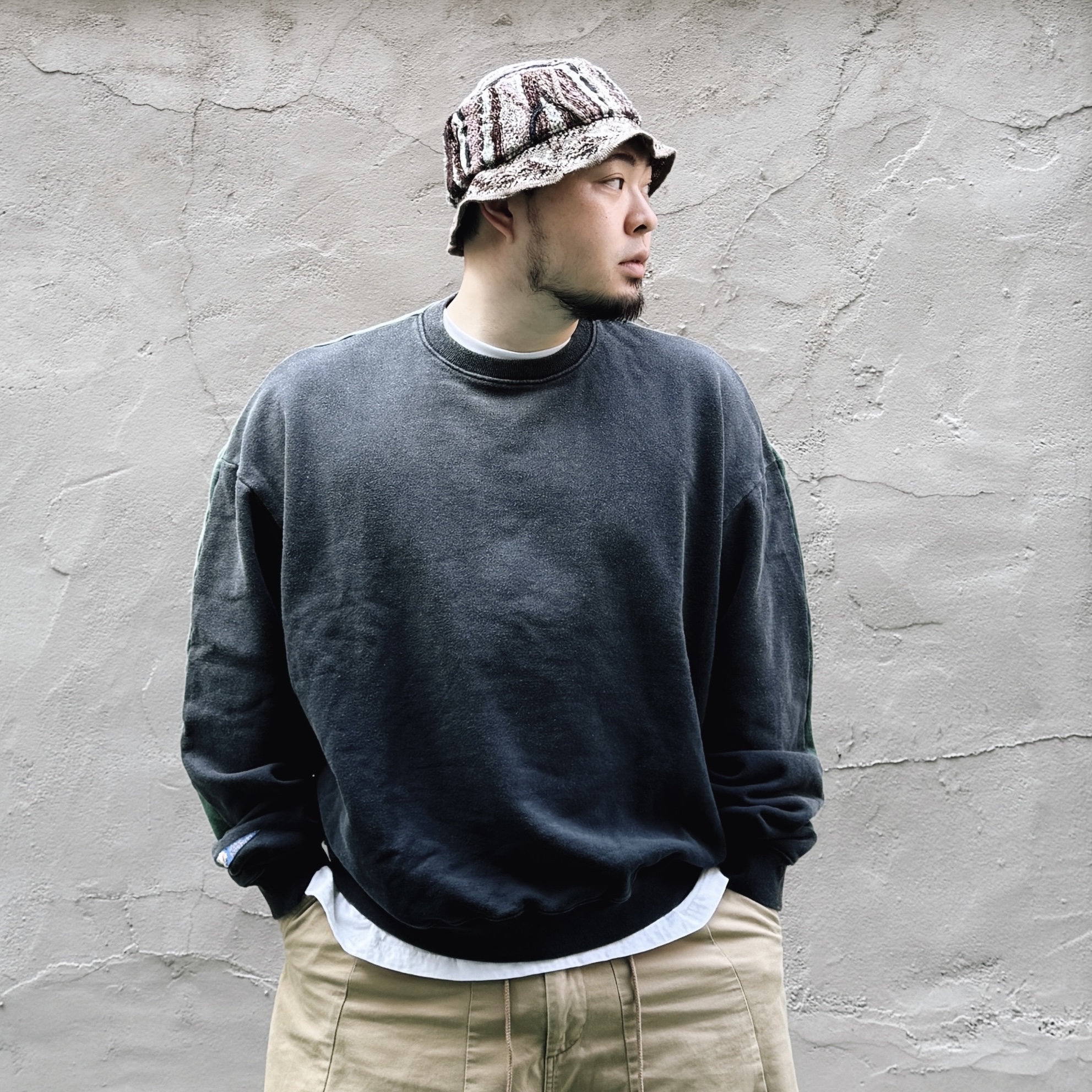Kapital 2 Tone Big Fleece Sweatshirt Black Green, Kapital 7G Knit Gaudy Bucket Hat Green Khaki 착용 스타일 - 3
