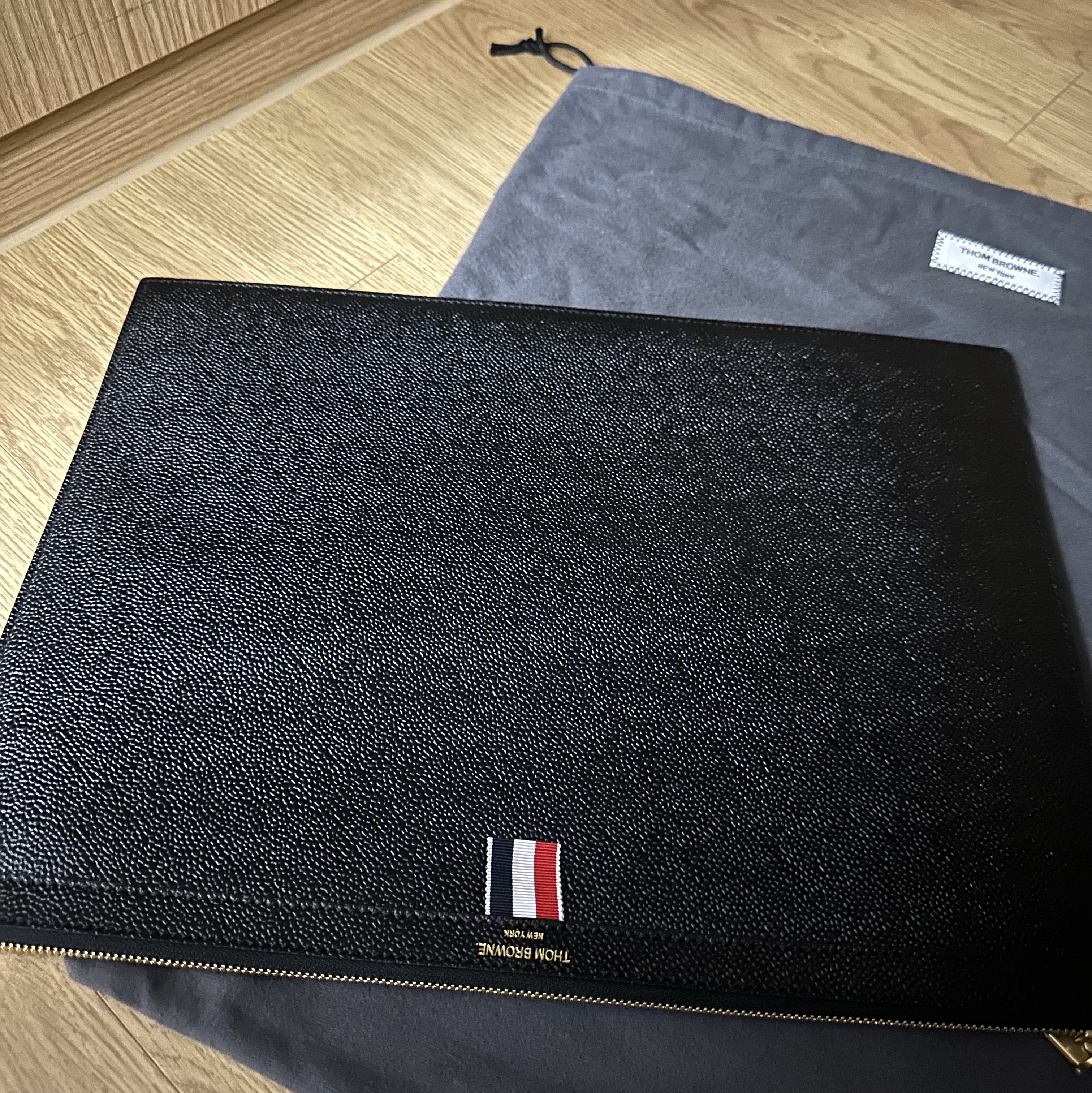 Thom Browne Pebble Grain Leather Large Zipper Laptop Holder Black 착용 스타일