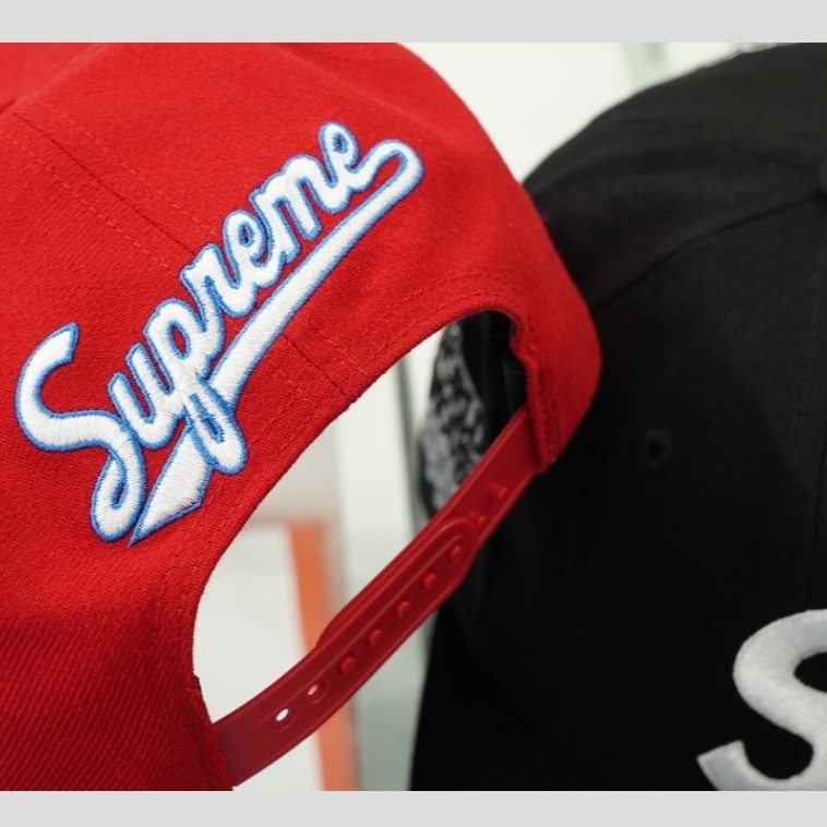 Supreme World Famous S Logo 6-Panel Navy - 25SS, Supreme World Famous S Logo 6-Panel Black 착용 스타일 - 3