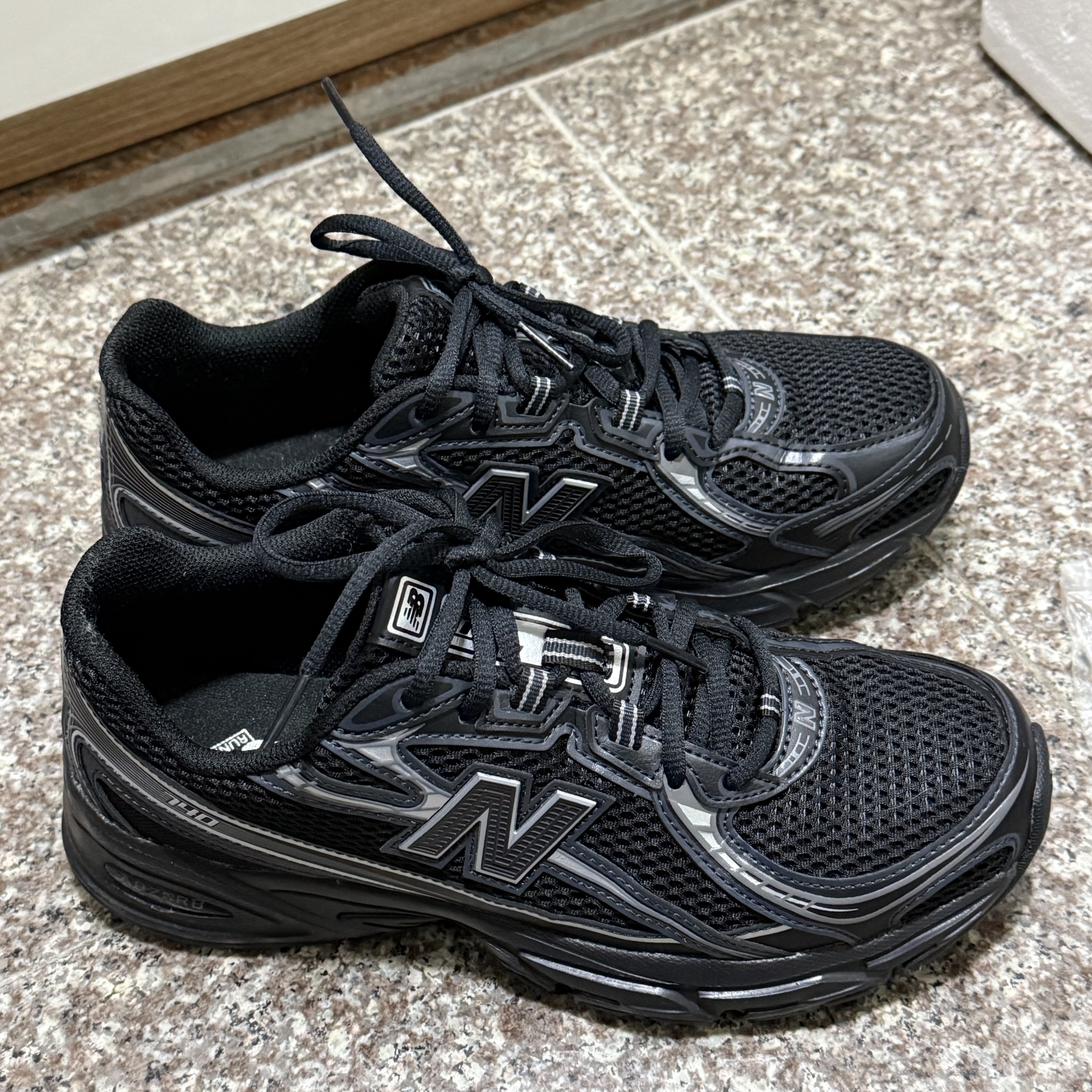 New Balance 740v2 Black Silver Metallic 착용 스타일 - 3