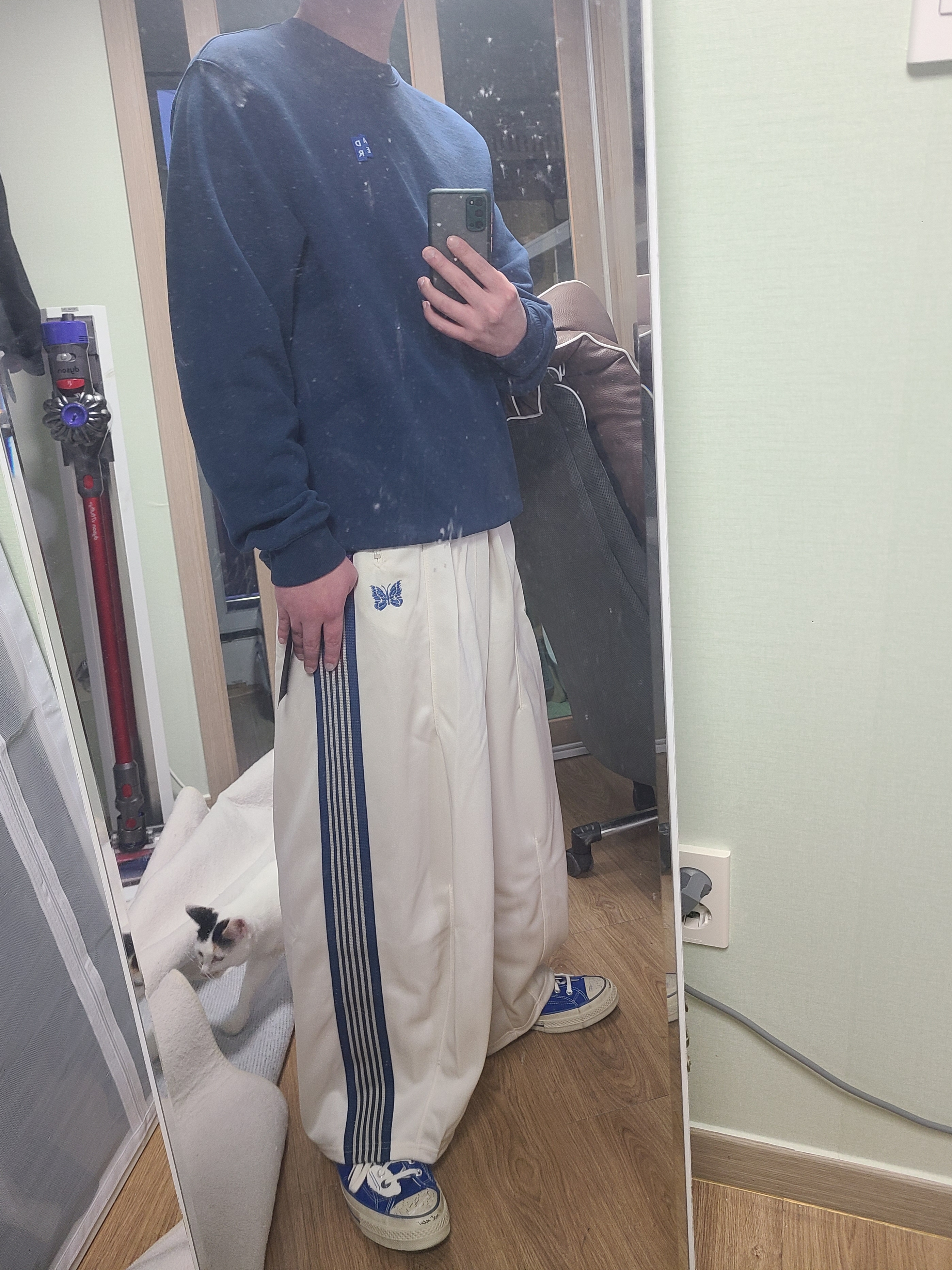 Needles x Jeans Factory H.D. Track Pants Poly Smooth Off White, Ader Error Sig; TRS Tag Sweatshirt 01 Navy 착용 스타일 - 2