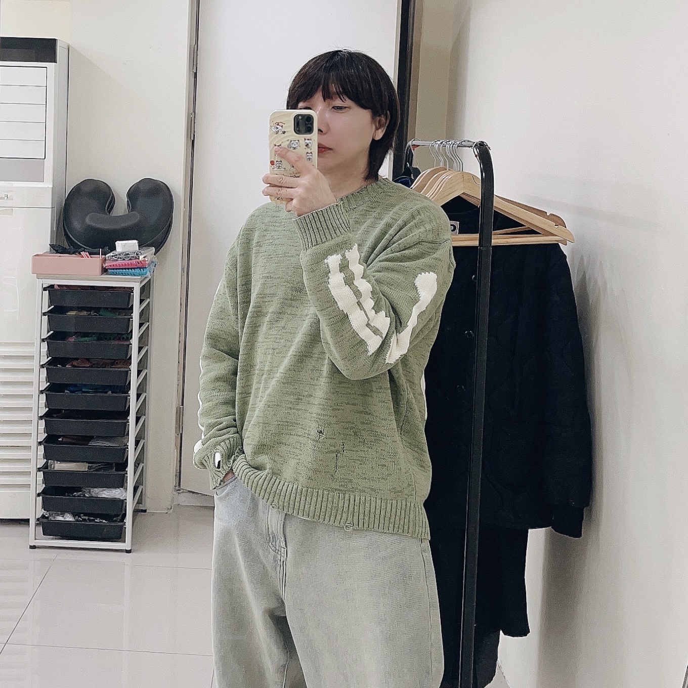 Kapital 5G Cotton Knit Bone Crewneck Sweater Khaki 착용 스타일