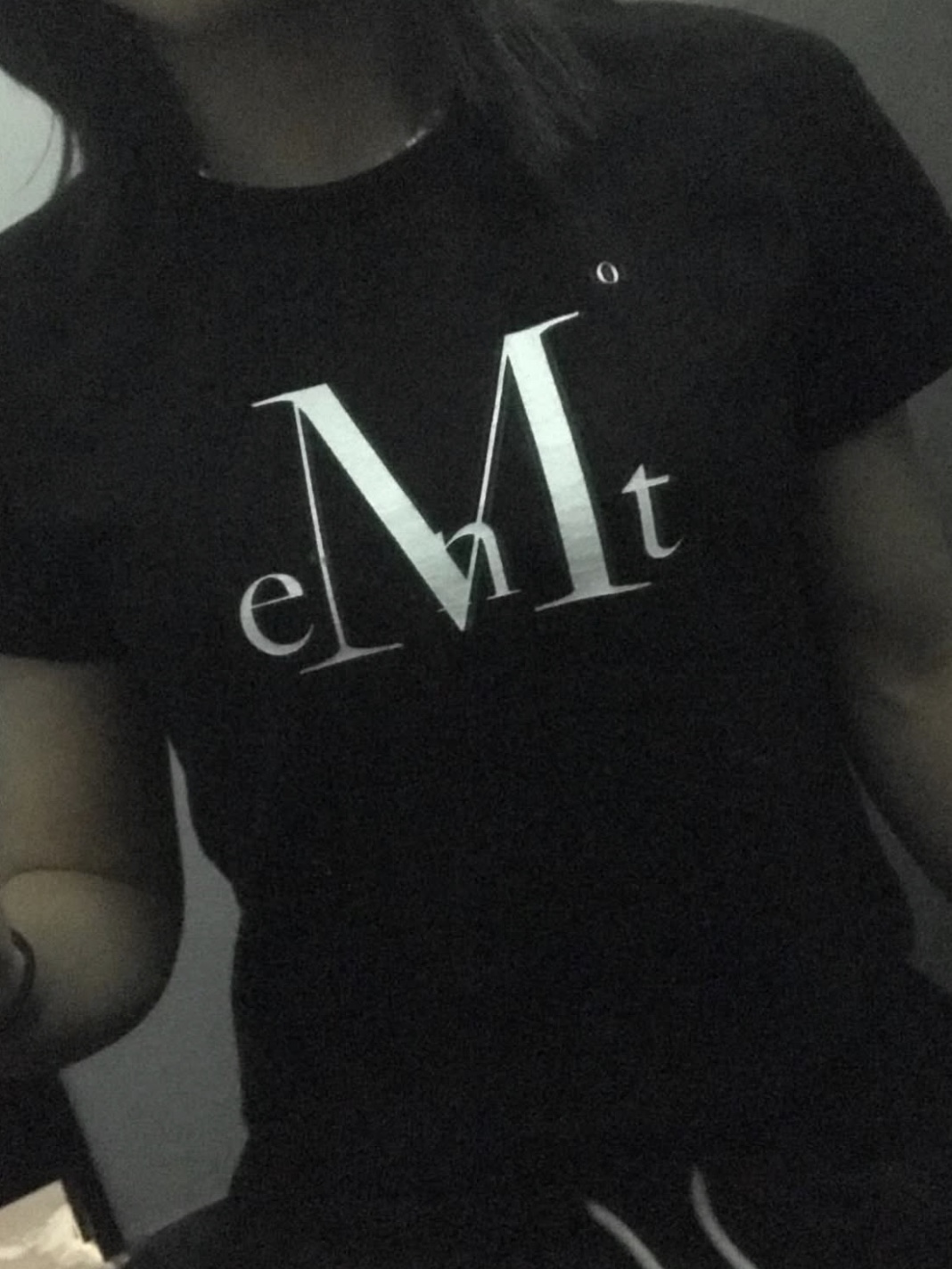 MUCENT Main Symbol Signature Logo Half T Black 착용 스타일 - 6