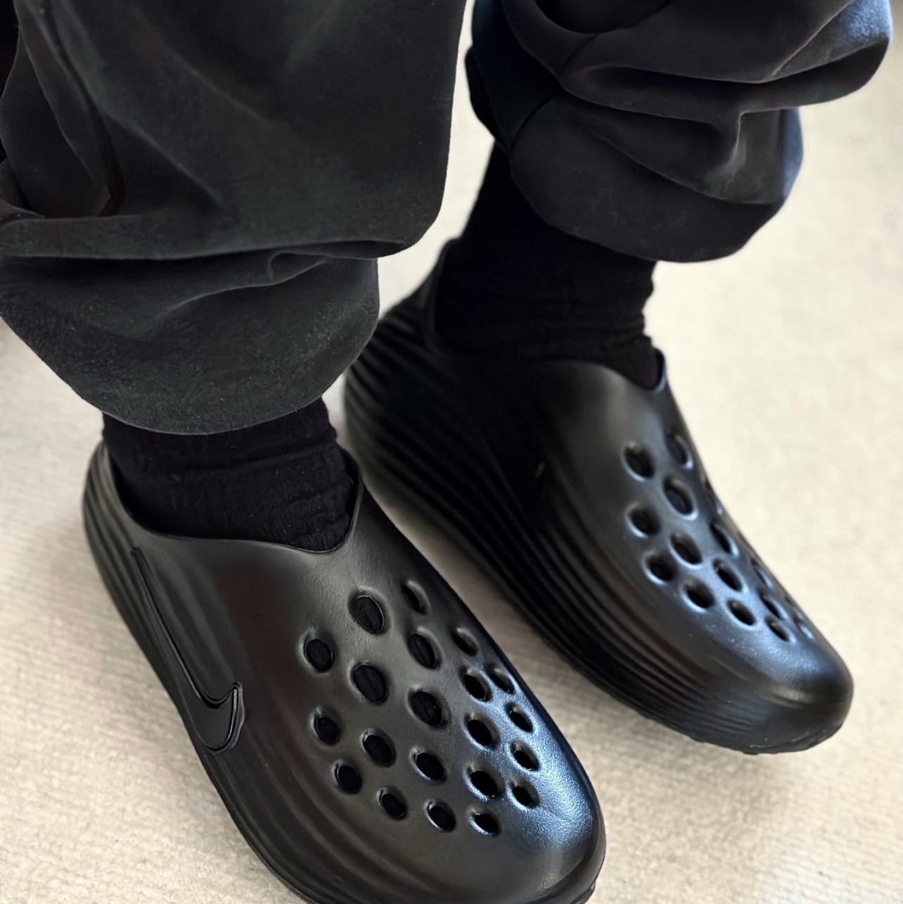 Nike ReactX Rejuven8 Triple Black 착용 스타일