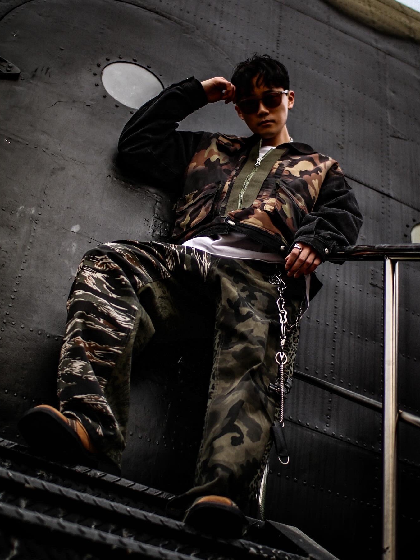 [KREAM 단독] ADSB Andersson Bell Camouflage Zip-Up Denim Jacket Black 착용 스타일 - 2