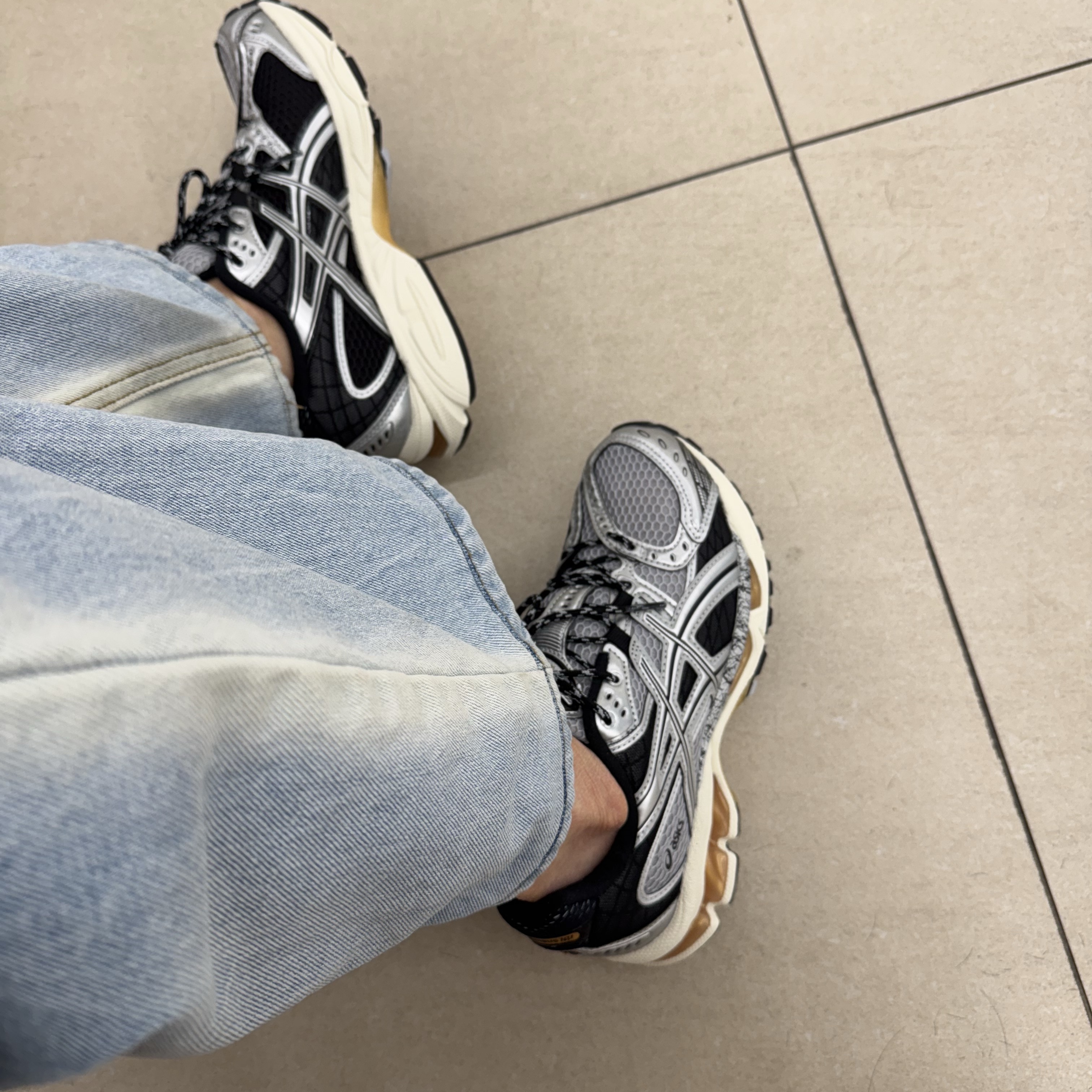 Asics Gel-Nimbus 10.1 Piedmont Grey Pure Silver 착용 스타일 - 2