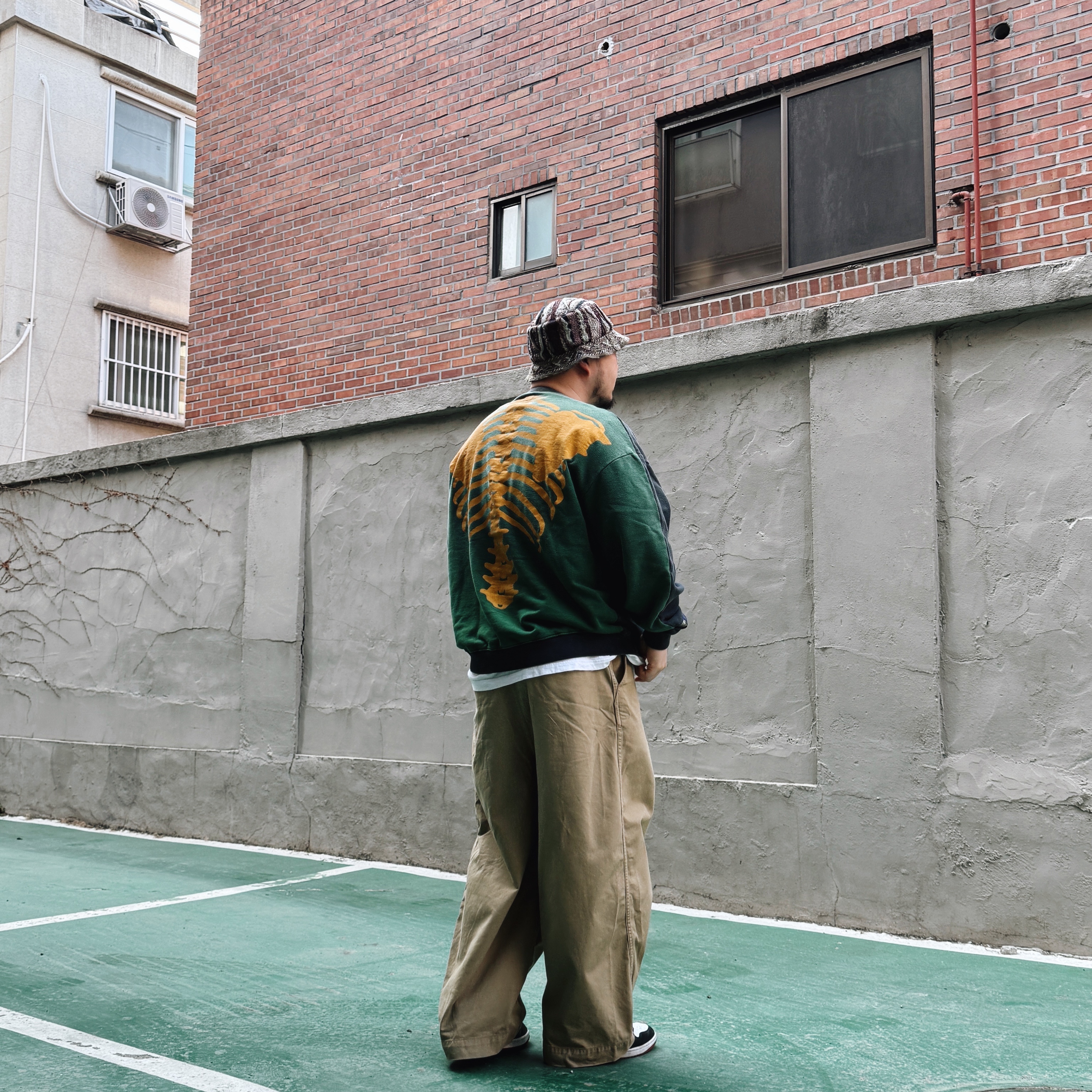 Kapital 2 Tone Big Fleece Sweatshirt Black Green, Kapital 7G Knit Gaudy Bucket Hat Green Khaki 착용 스타일 - 4