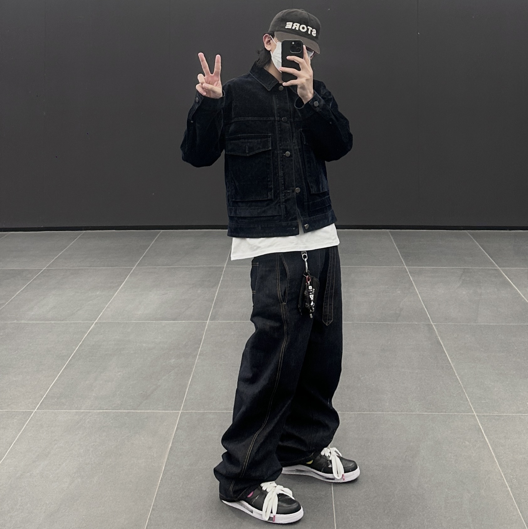 나이키 x 피스마이너스원 에어포스 1 로우 파라노이즈 3.0 블랙 앤 멀티컬러 착용 스타일