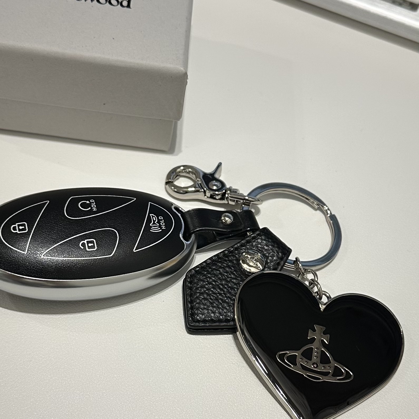 Vivienne Westwood Mirror Heart Orb Keyring Black 착용 스타일
