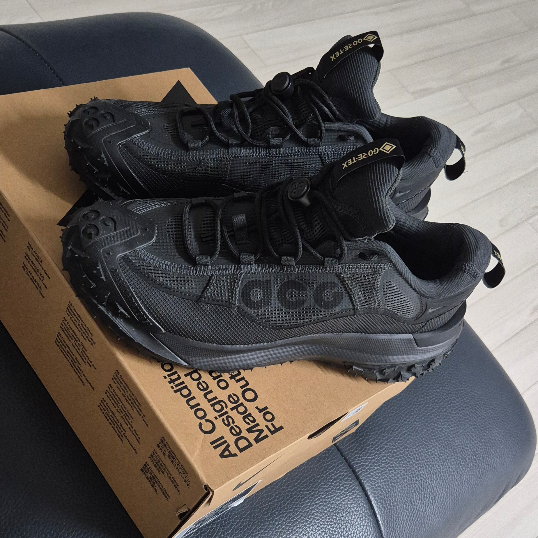 Nike ACG Mountain Fly 2 Low Gore-Tex Black and Dark Smoke Grey 착용 스타일