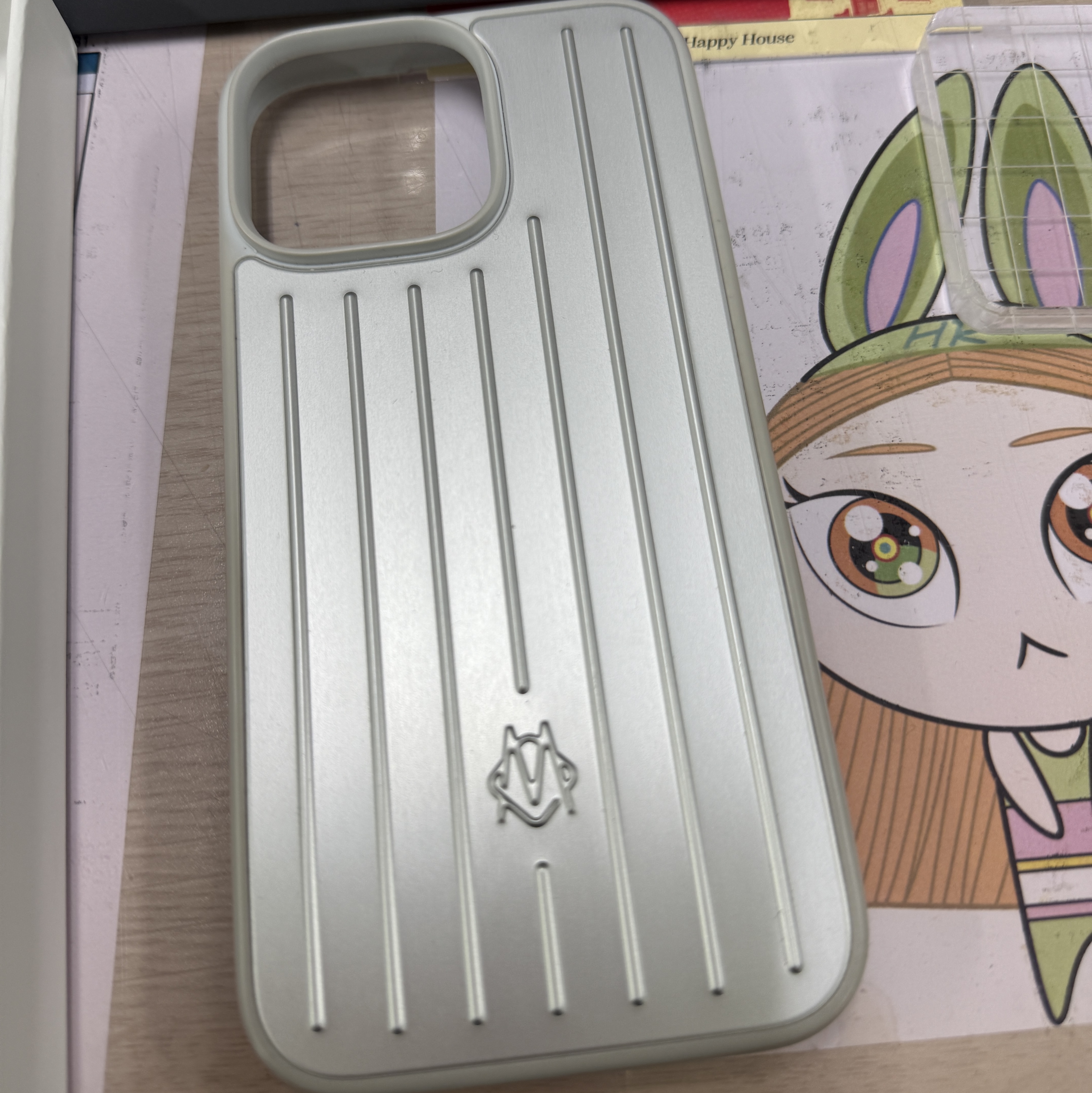 Rimowa iPhone 16 Pro Max Aluminium Case Silver 착용 스타일