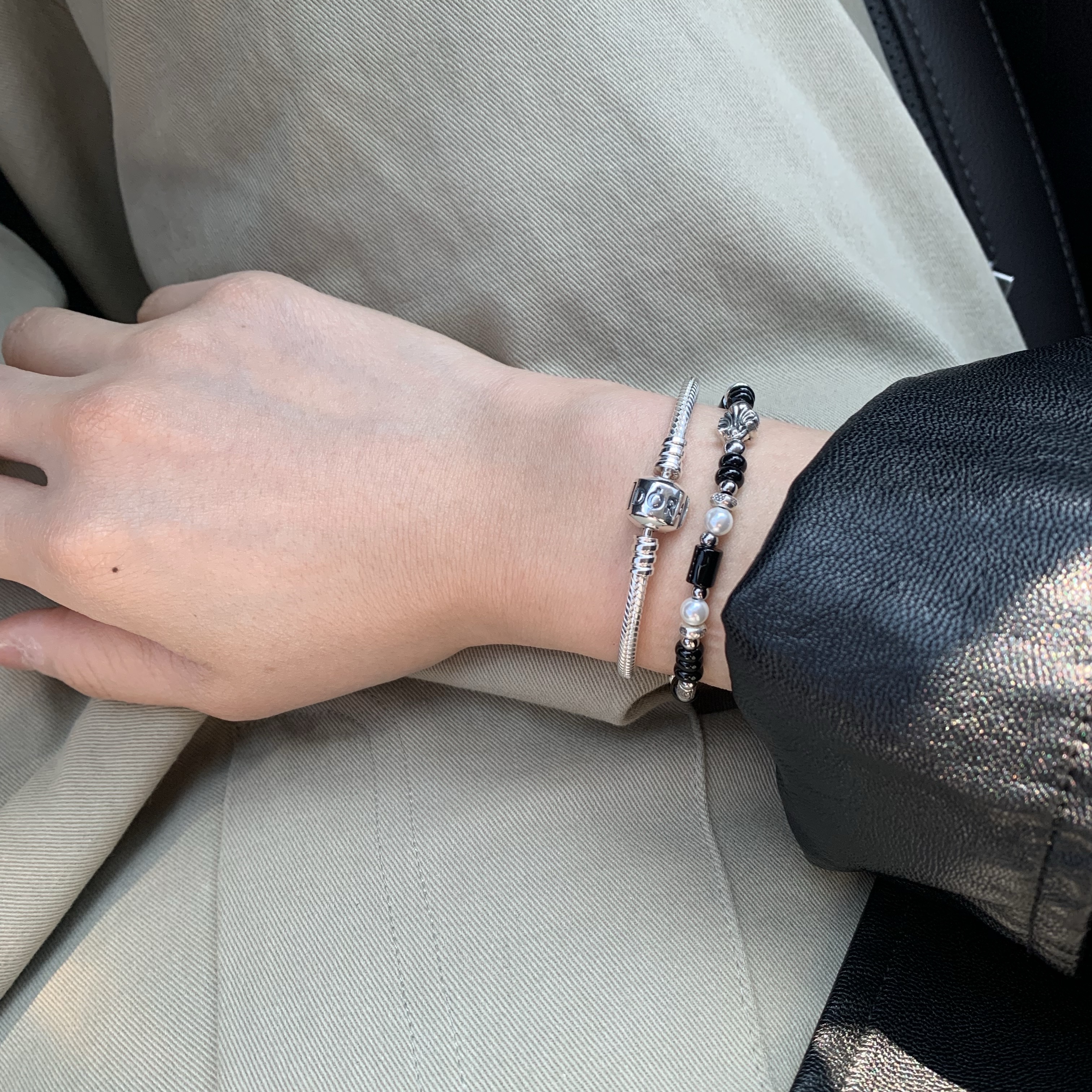 [KREAM 단독] Scudo Shell Black Pearl Beads Bracelet 착용 스타일