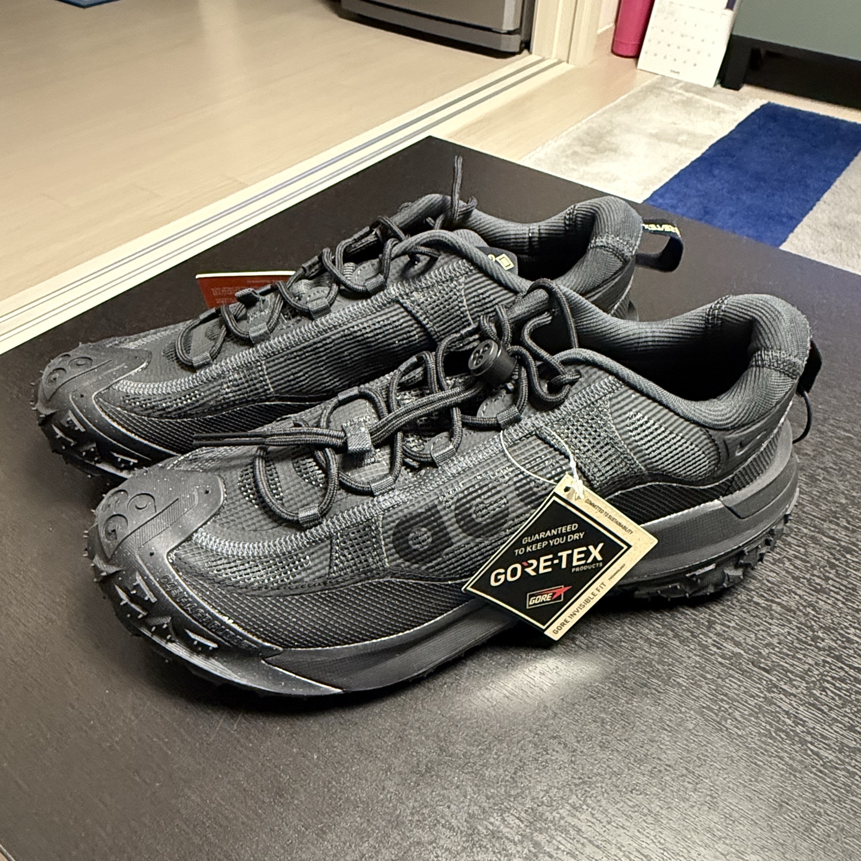 Nike ACG Mountain Fly 2 Low Gore-Tex Black and Dark Smoke Grey 착용 스타일