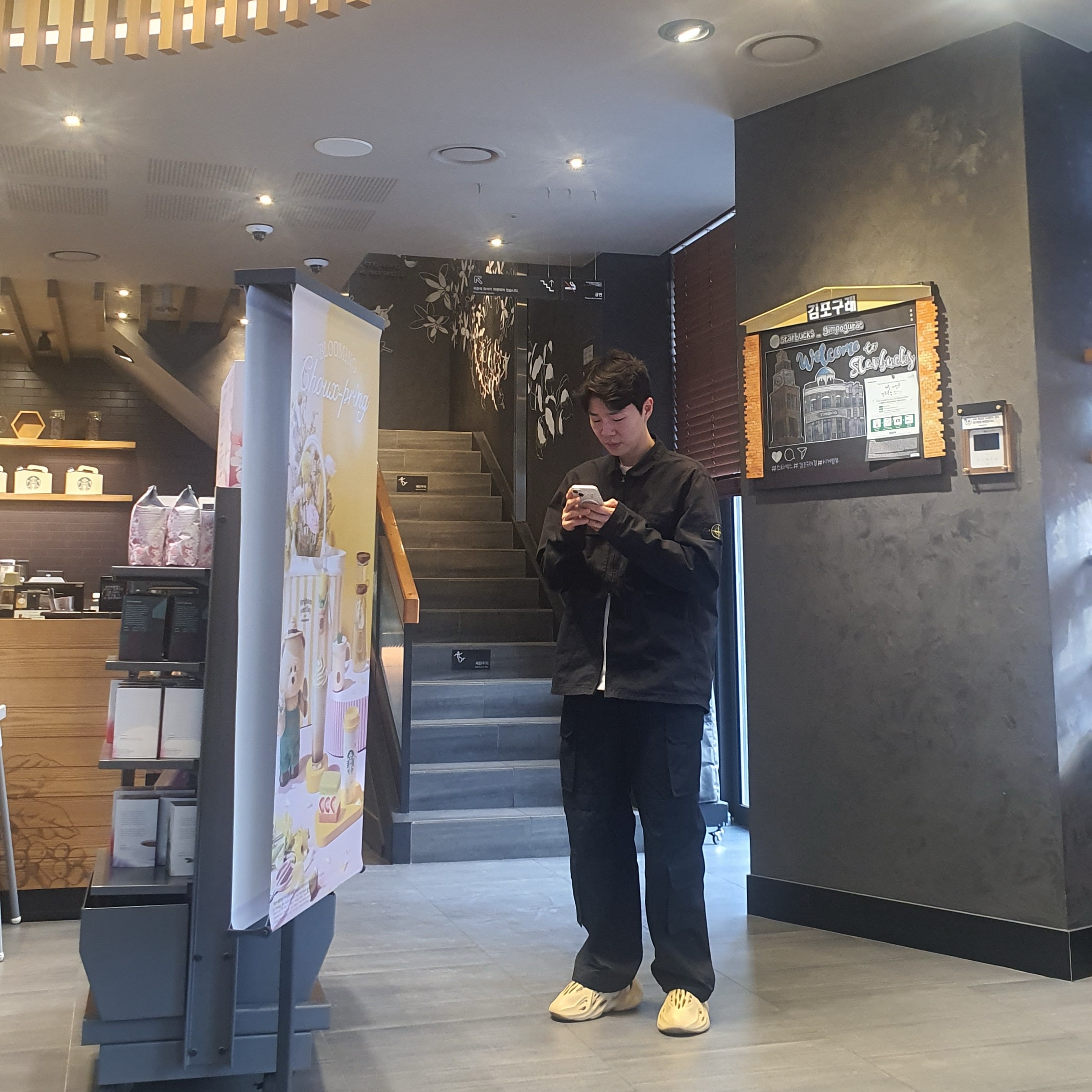 스톤 아일랜드 10210 더블 포켓 코튼 오버셔츠 블랙 - 23SS 착용 스타일