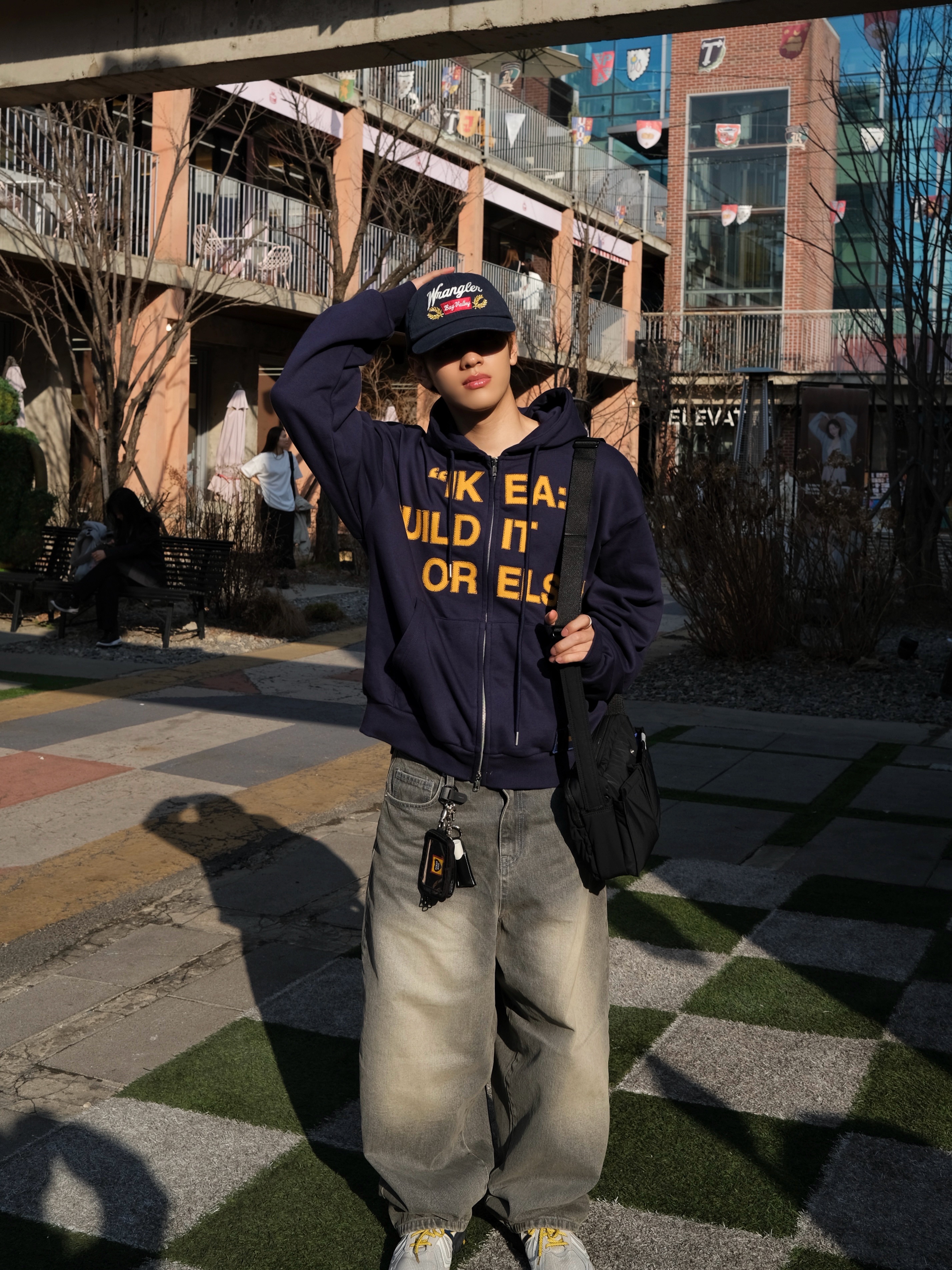 Uniqlo Multi Pocket Shoulder Bag Olive, Wrangler Note Writing Cap Navy 착용 스타일 - 1