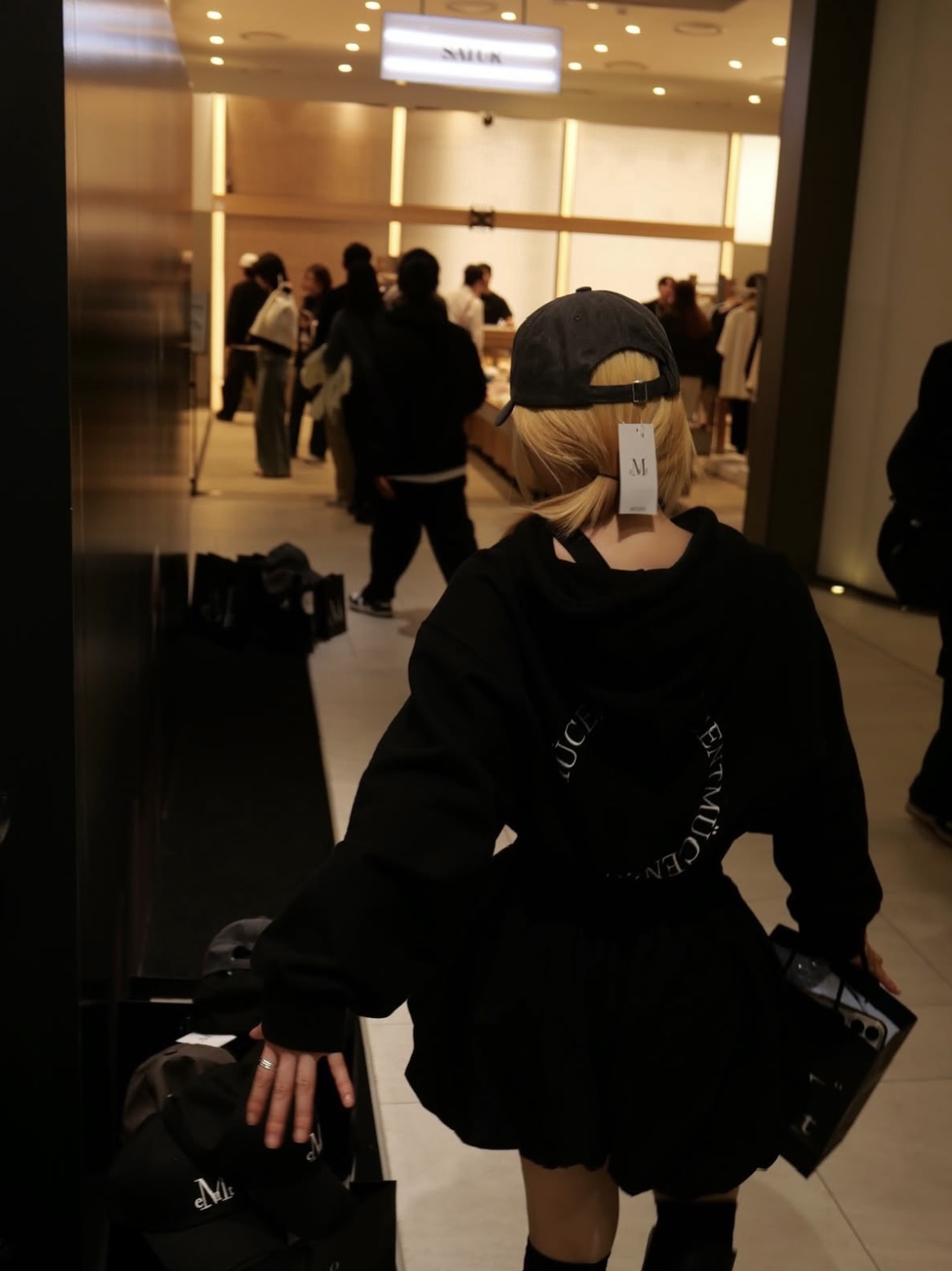 MUCENT Arc Back Logo Hoodie Black, MUCENT Signature Ballcap Dyeing Gray Denim 착용 스타일 - 5