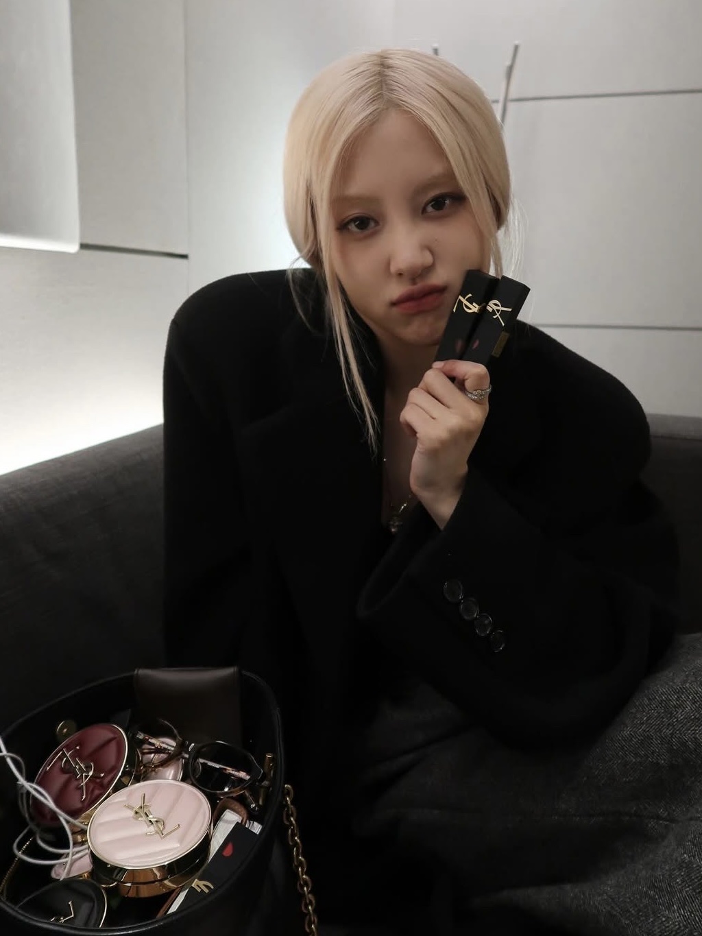 입생로랑 바운스 레더 리미티드 에디션 뚜쉬 에끌라 글로우 팩트 쿠션 B20 아이보리, 입생로랑 바운스 레더 리미티드 에디션 뚜쉬 에끌라 글로우 팩트 쿠션 BR10 쿨 포슬린 착용 스타일 - 1