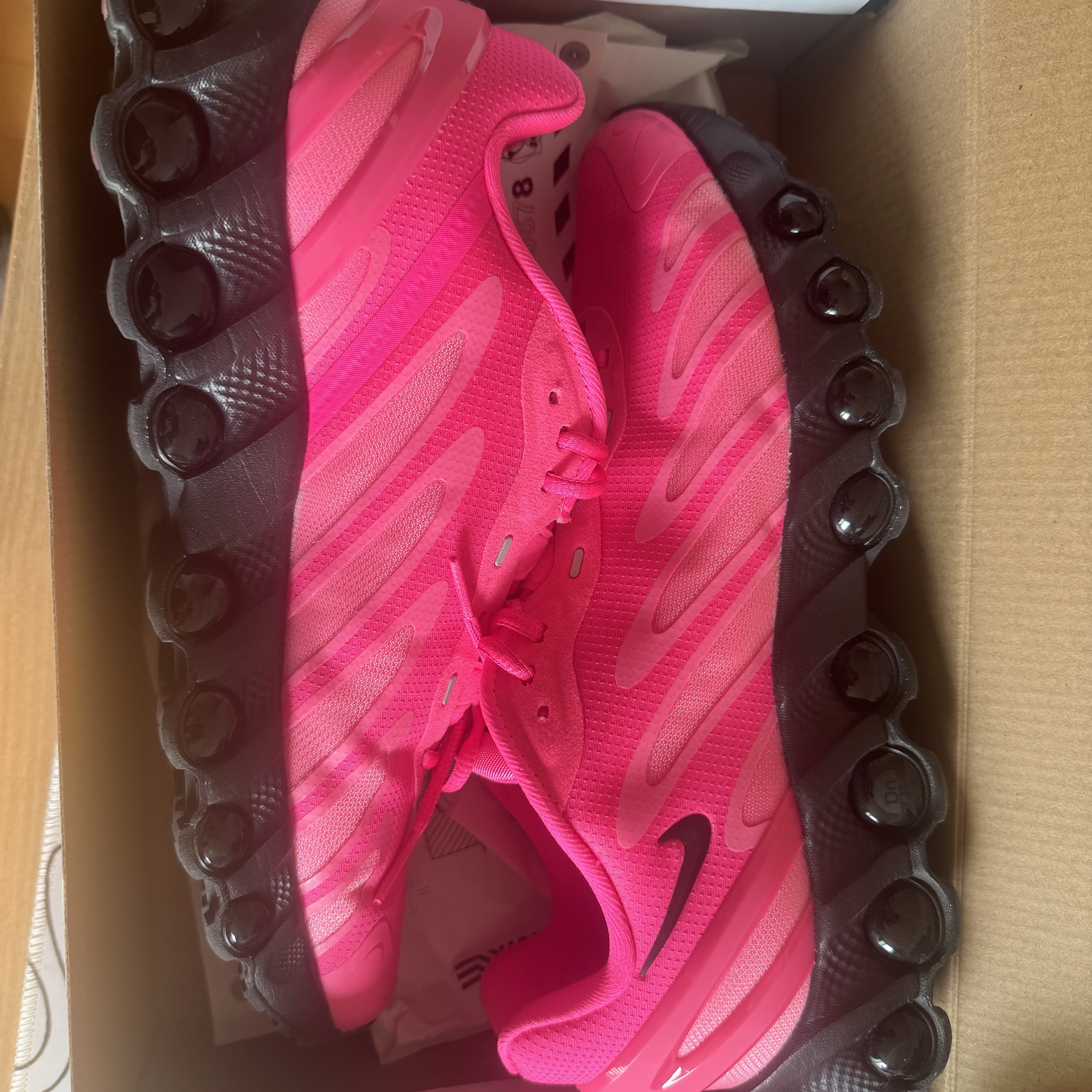 Nike Air Max Dn8 Hyper Pink 착용 스타일 - 2