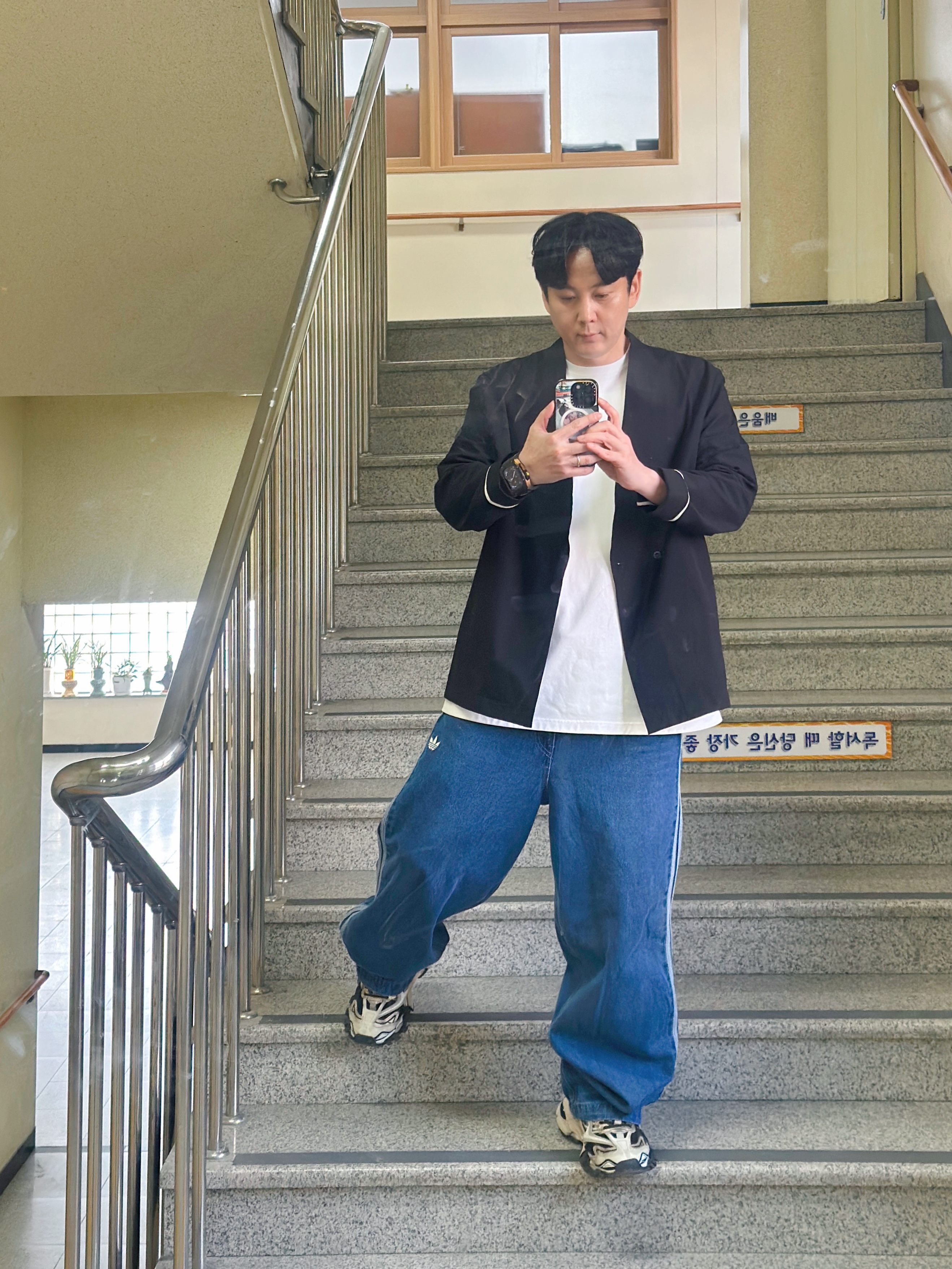 Adidas Adicolor Denim Firebird Pants Medium Blue Denim - KR Sizing, Balenciaga Track.2 Sneakers Beige Black 착용 스타일 - 2