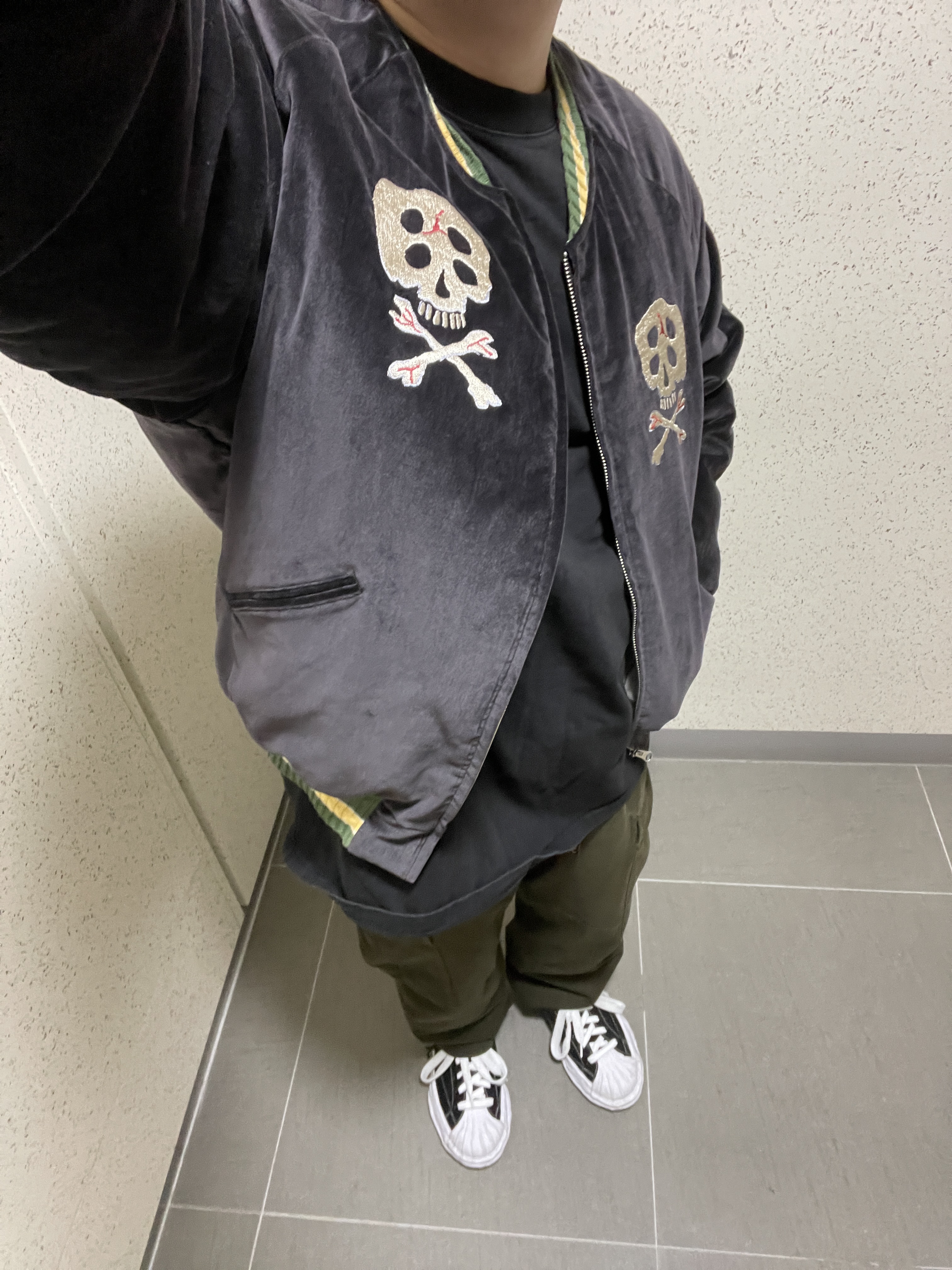 메종 미하라 야스히로 블레이키 OG 솔 레더 로우탑 스니커즈 블랙, 캐피탈 벨베틴 설파이드 수베니어 레인 스컬 자켓 블랙 착용 스타일 - 2