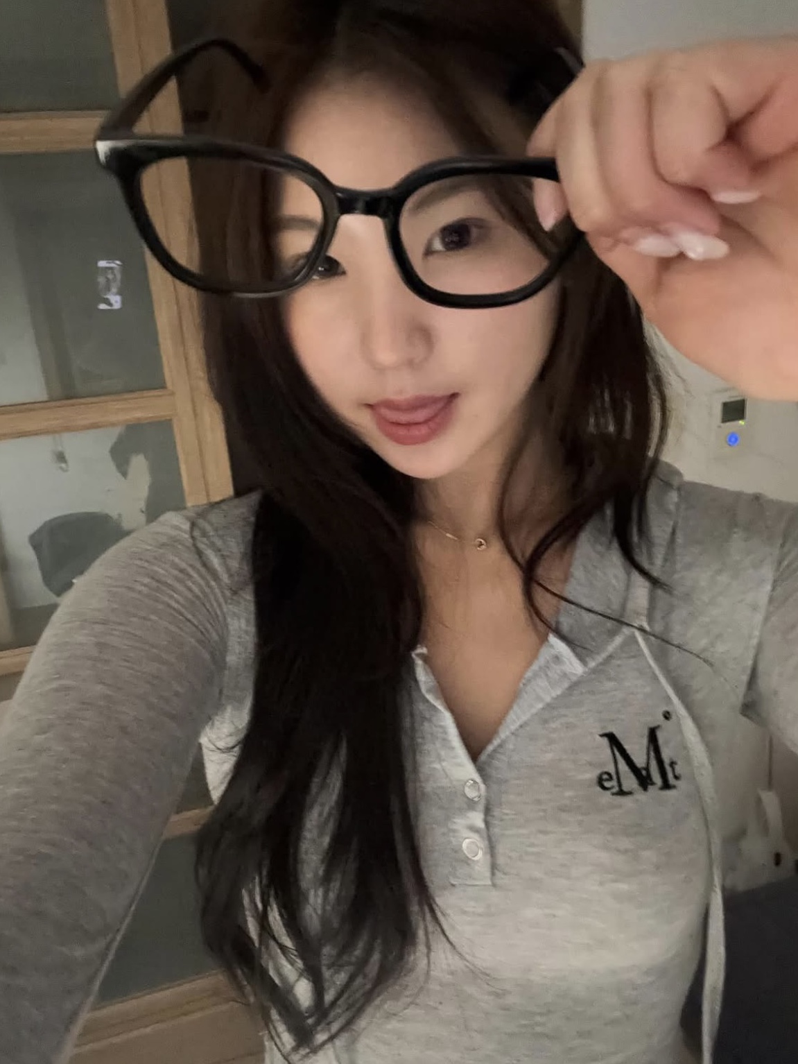 무센트 루엔 시그니처 슬림 후드 티 그레이 착용 스타일 - 1